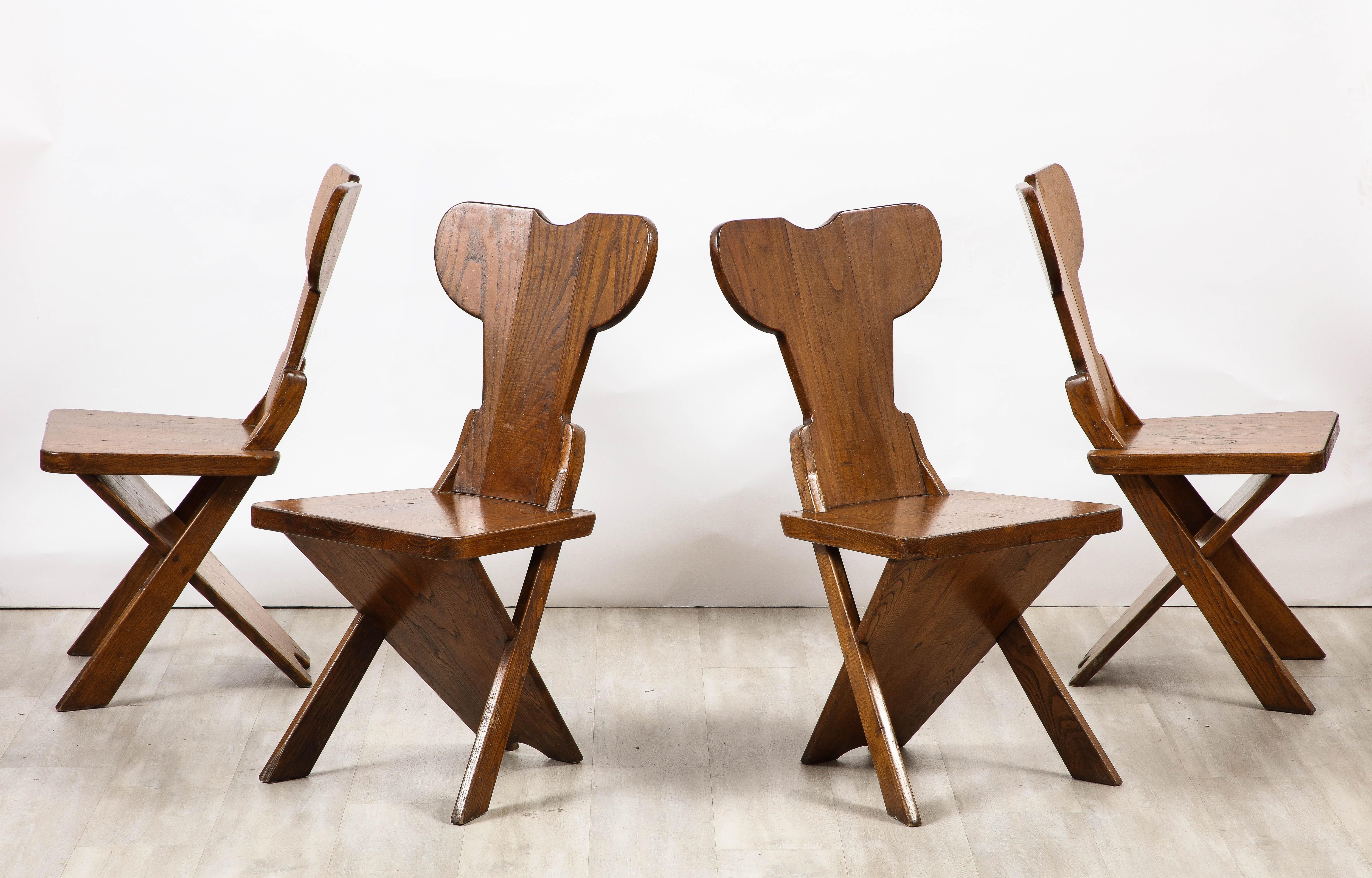 Ensemble de quatre chaises de salle à manger en chêne sculpté, circa 1950, de style folklorique italien / Chalet Design  en vente 7
