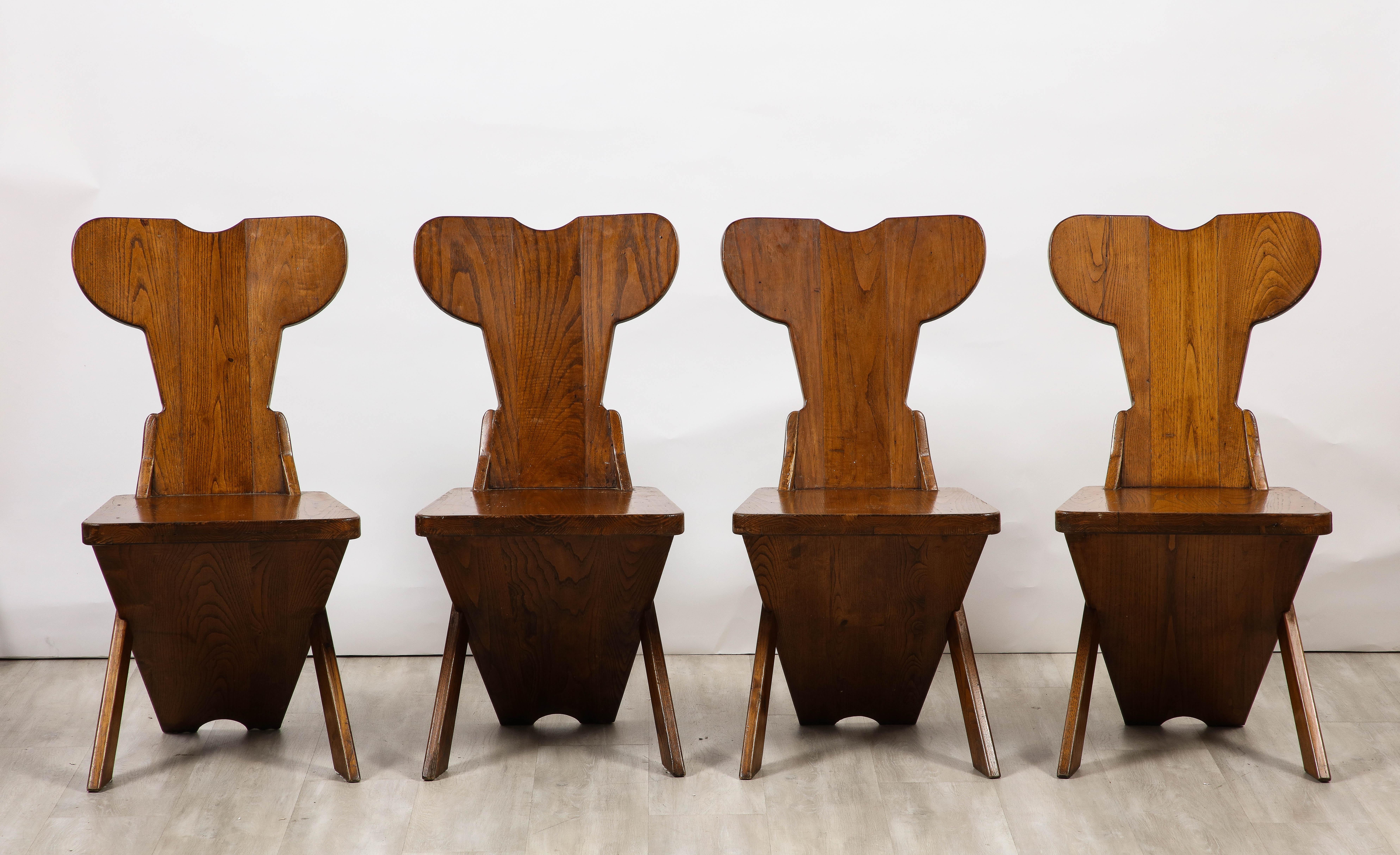 Ensemble de quatre chaises de salle à manger en chêne sculpté, circa 1950, de style folklorique italien / Chalet Design  en vente 8