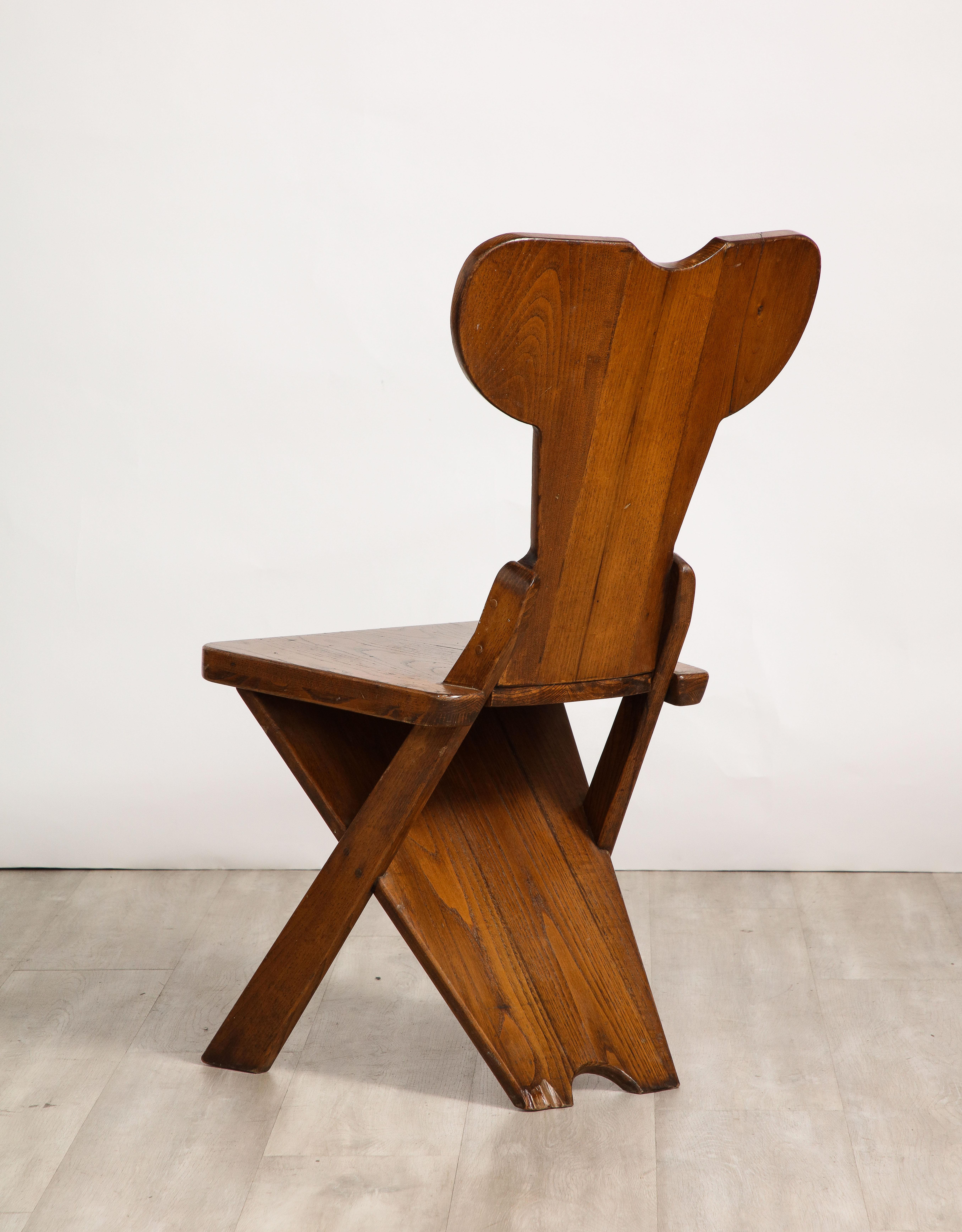 Chêne Ensemble de quatre chaises de salle à manger en chêne sculpté, circa 1950, de style folklorique italien / Chalet Design  en vente