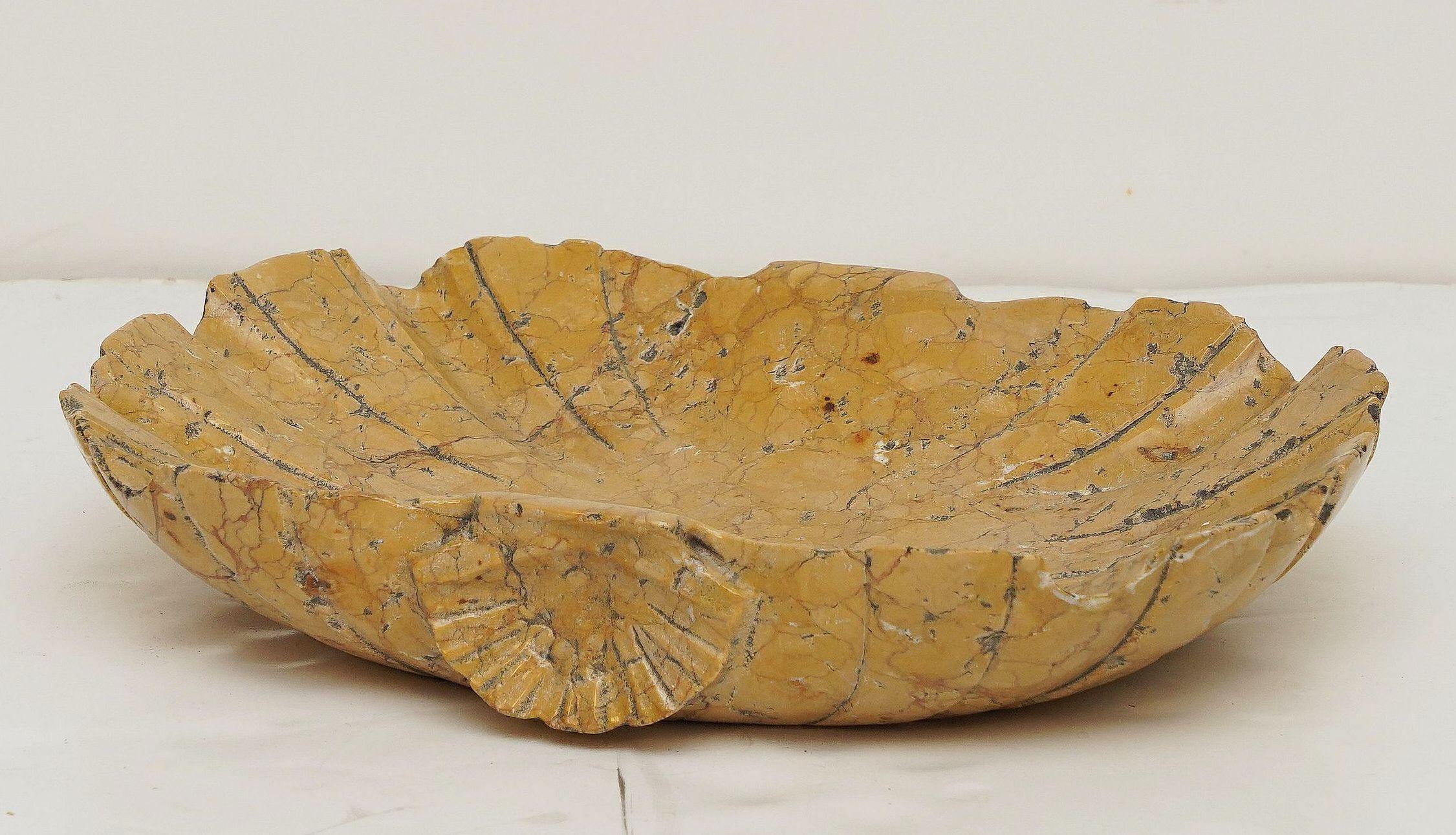 Ein feines italienisches Tablett oder eine Schale aus Siena-Marmor mit einem geschnitzten Muschelmuster mit Muschelrelief an den Seiten.

Abmessungen: H 3 1/8 Zoll x B 17 Zoll x T 12 Zoll