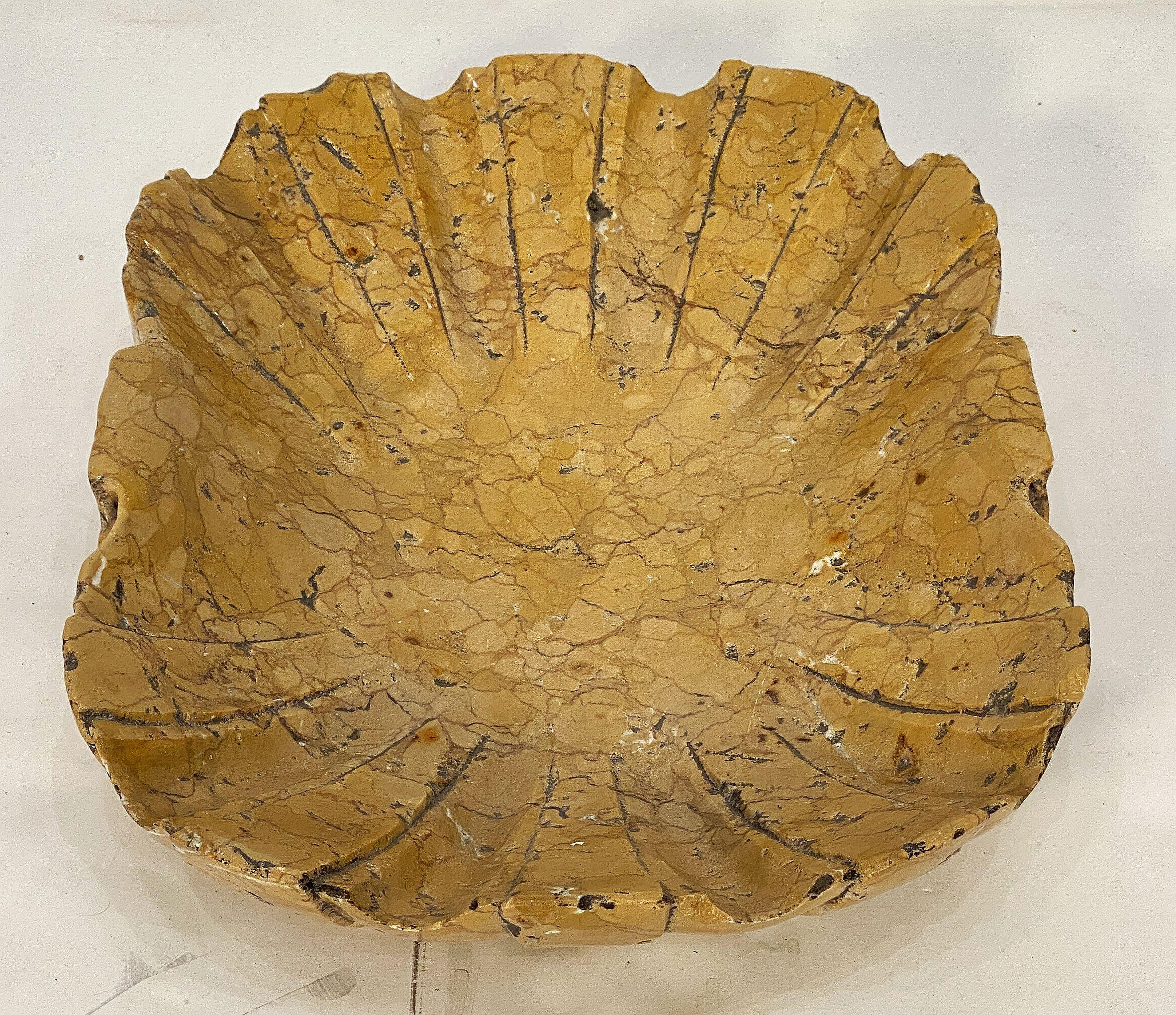 Italienisches Font-Tablett oder Schale aus geschnitztem Siena-Marmor mit Muscheldesign im Angebot 1