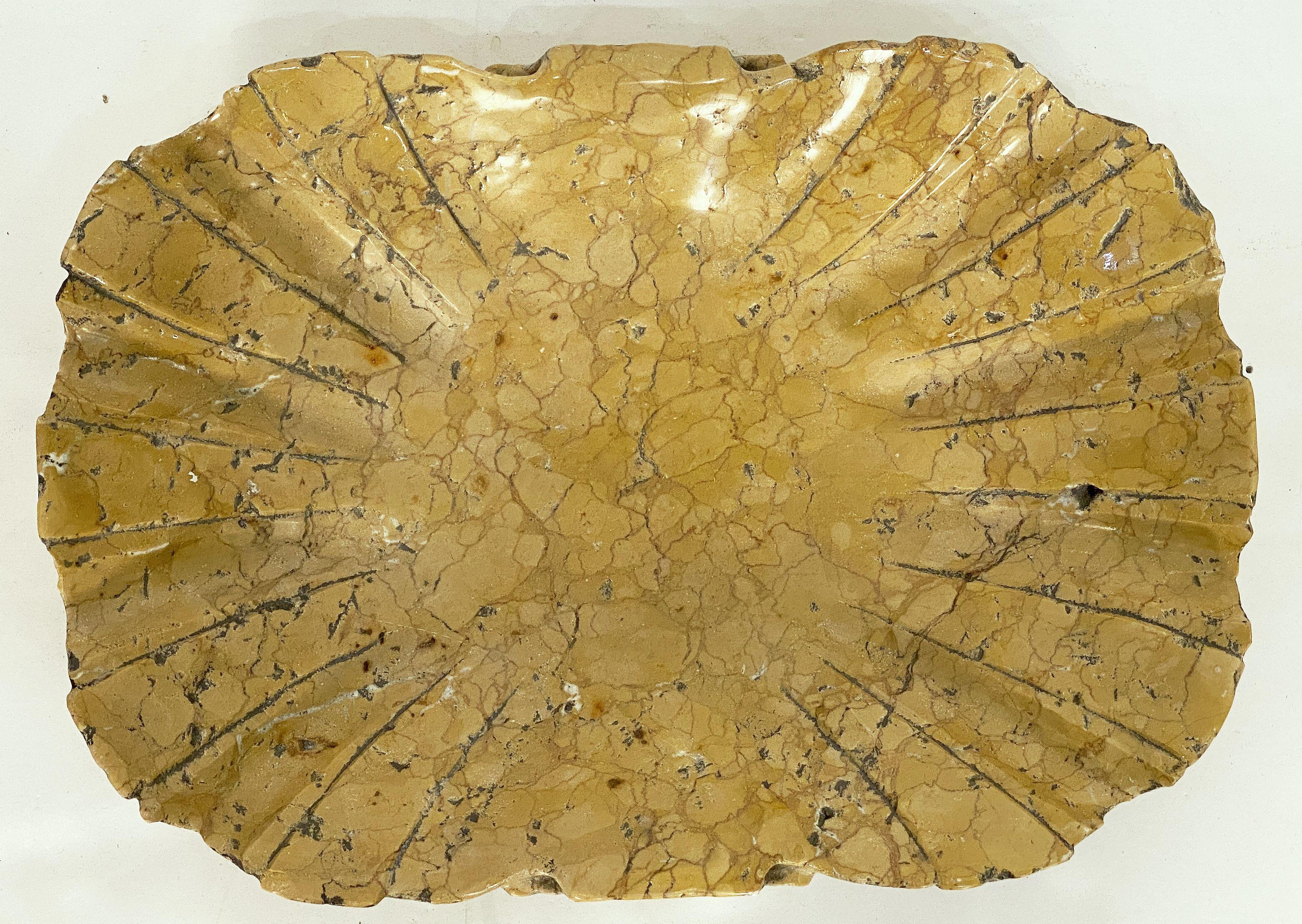 Italienisches Font-Tablett oder Schale aus geschnitztem Siena-Marmor mit Muscheldesign im Angebot 2