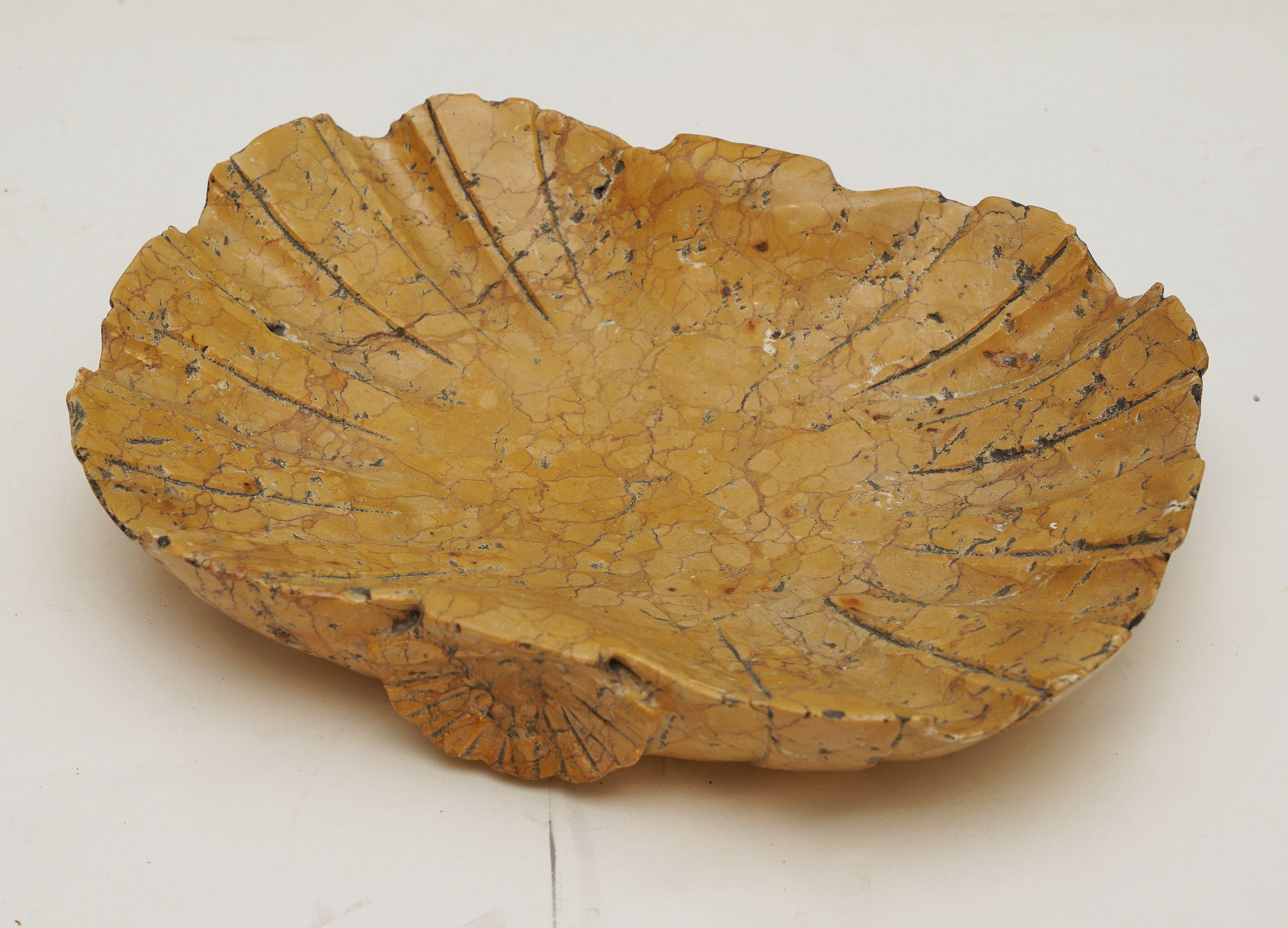 Italienisches Font-Tablett oder Schale aus geschnitztem Siena-Marmor mit Muscheldesign im Angebot 3