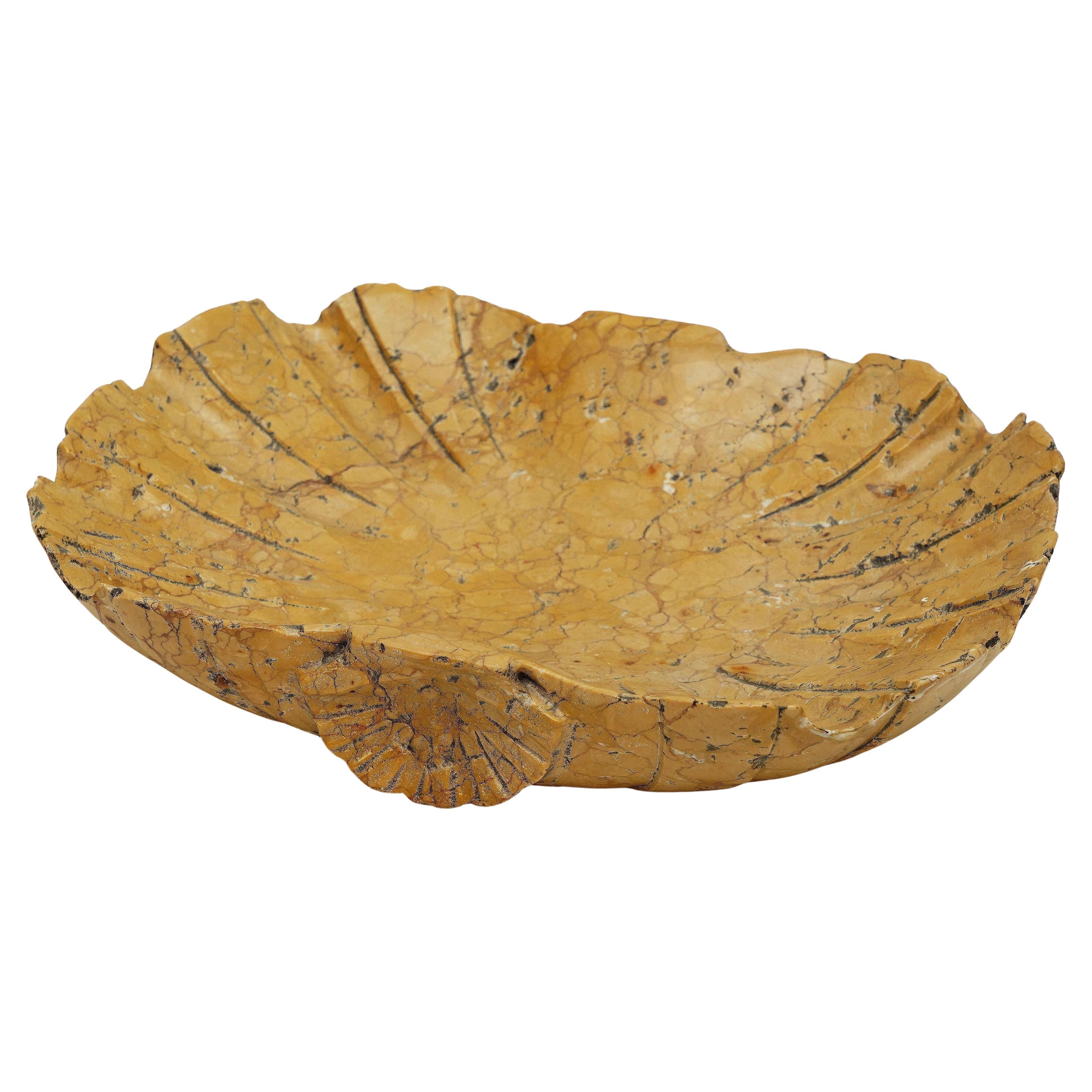 Italienisches Font-Tablett oder Schale aus geschnitztem Siena-Marmor mit Muscheldesign im Angebot