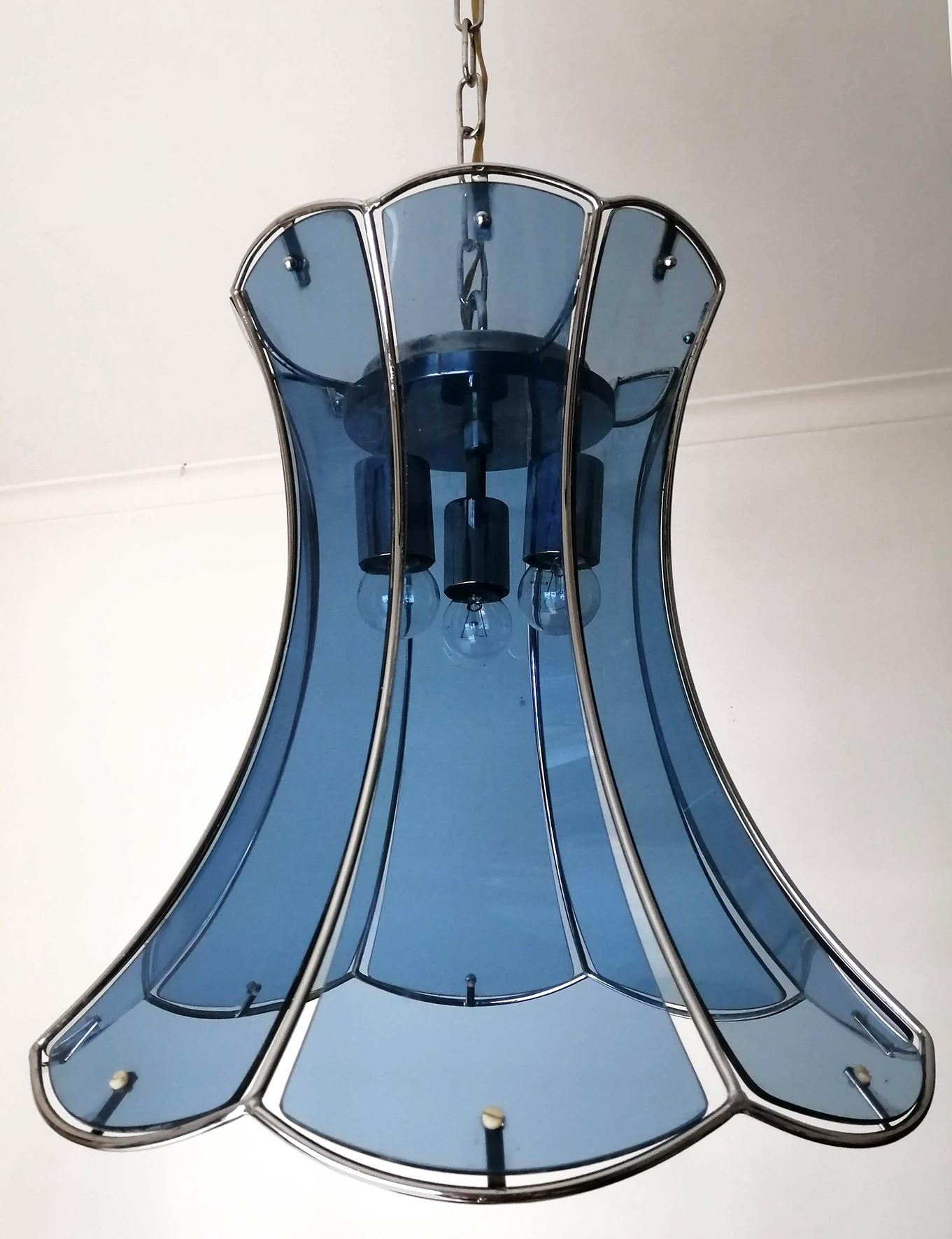 Gorgeous Italian modern Fontana Arte chandelier with curved smoked blue glass and 3 interior lights
Measures:
Diameter 17.7 in / 45 cm
Height 39.5 in (chain 13.7 in) / 100 cm (chain 35cm)
Weight: 7 lb /5 kg
3-light bulbs E 27/ good working