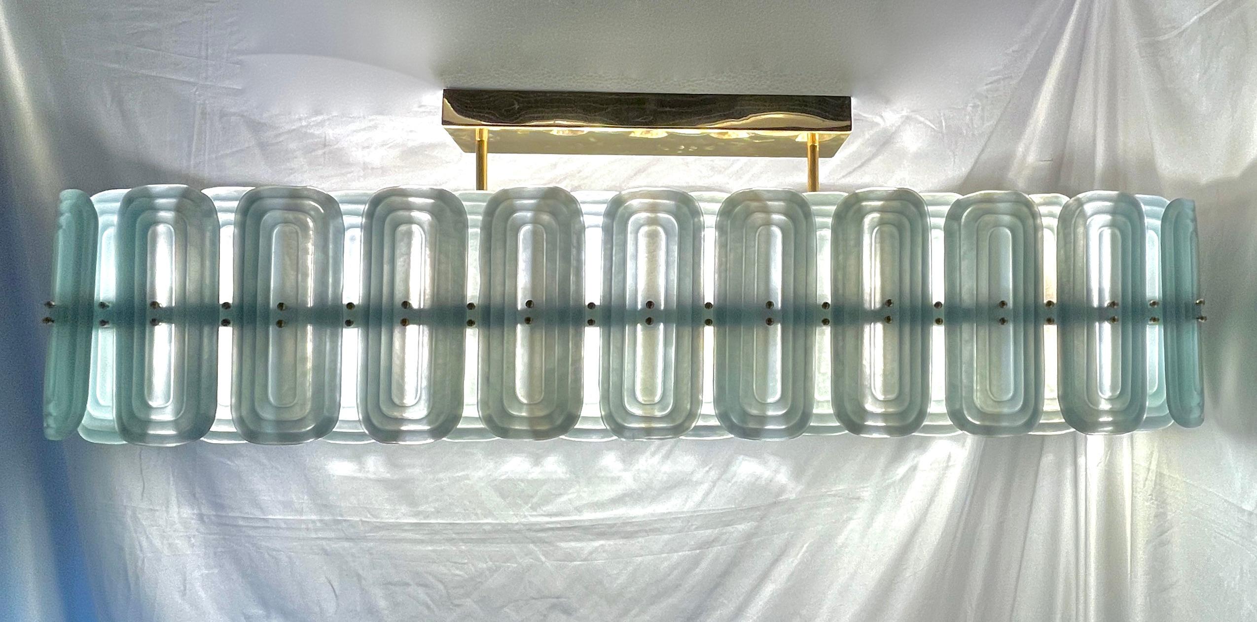 Lampadario ovale in ottone in stile Fontana Arte, perlato, blu acqua e vetro di Murano in vendita 2