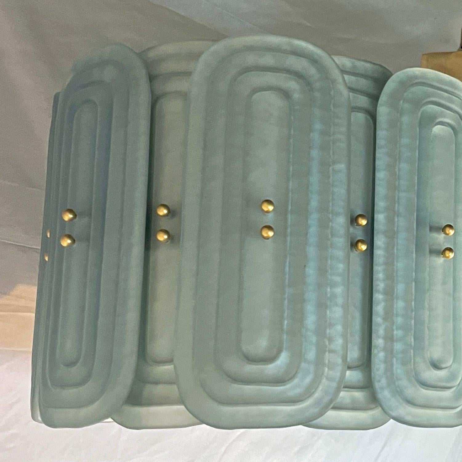 Lampadario ovale in ottone in stile Fontana Arte, perlato, blu acqua e vetro di Murano In condizioni Nuovo in vendita a New York, NY