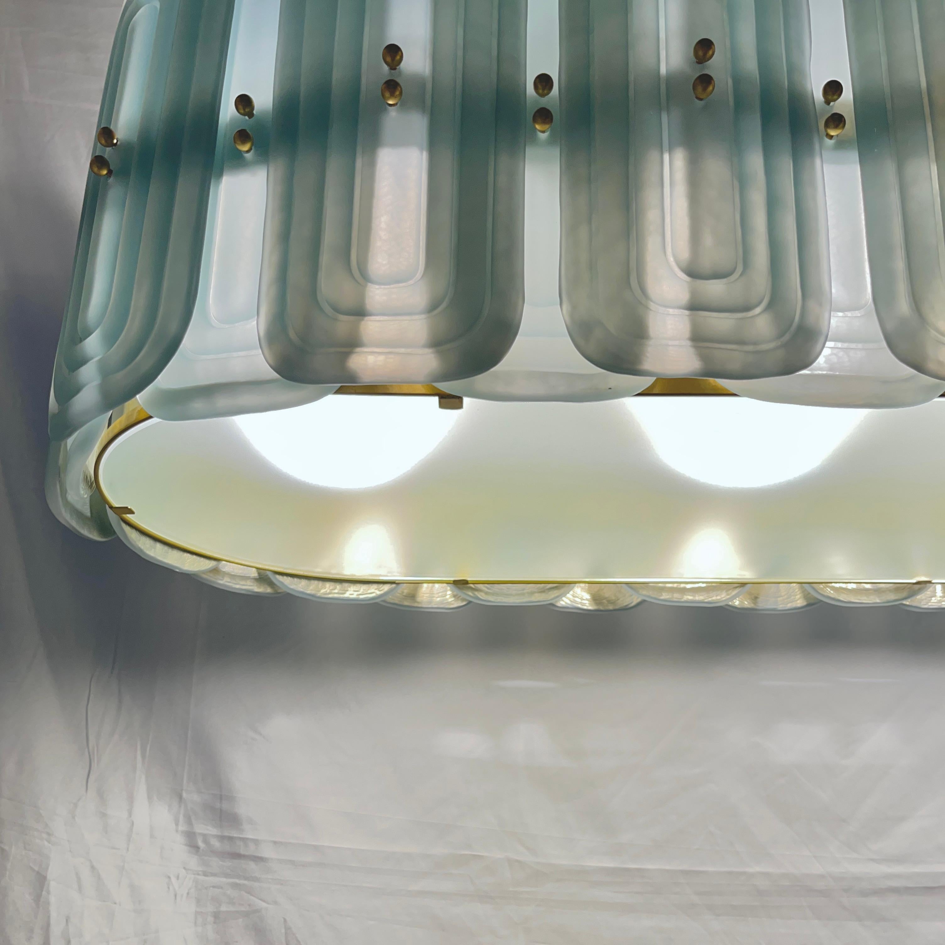 Organico moderno Lampadario ovale in ottone in stile Fontana Arte, perlato, blu acqua e vetro di Murano in vendita