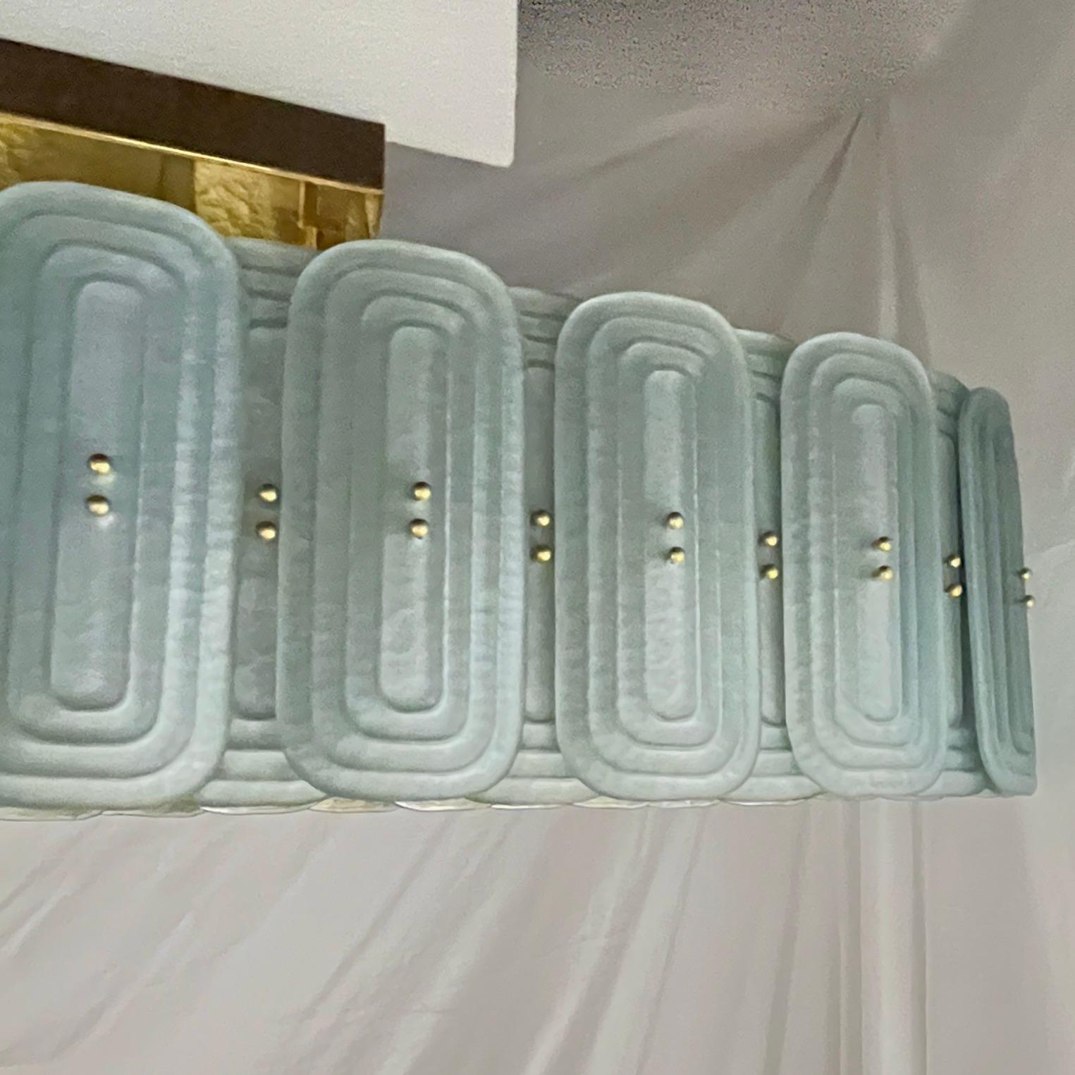 Satinato Lampadario ovale in ottone in stile Fontana Arte, perlato, blu acqua e vetro di Murano in vendita