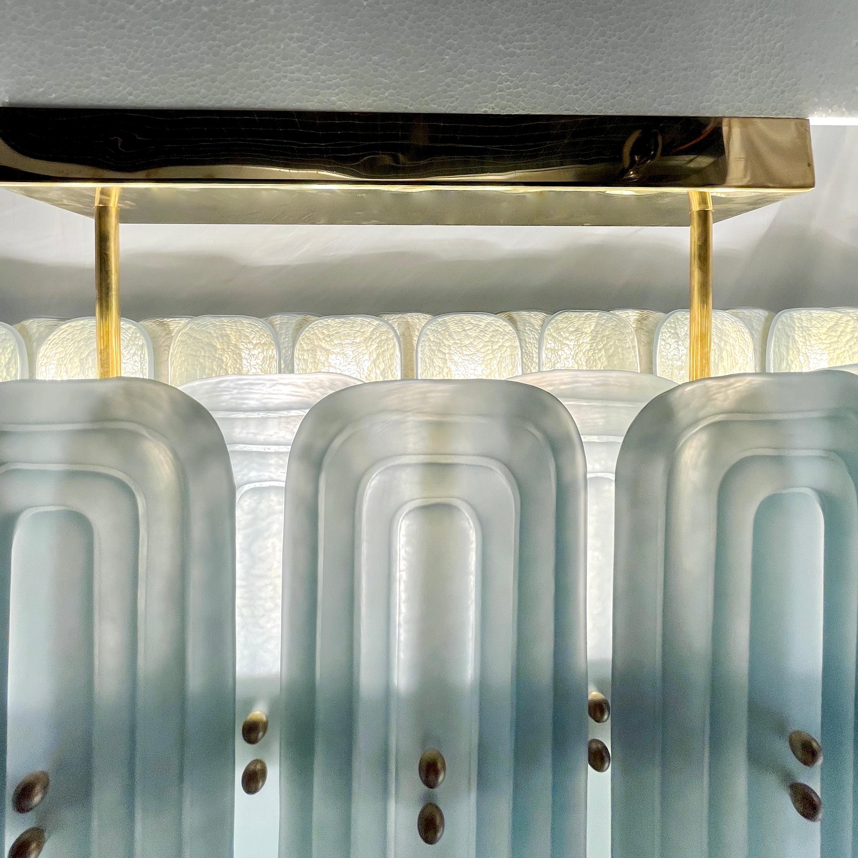 XXI secolo e contemporaneo Lampadario ovale in ottone in stile Fontana Arte, perlato, blu acqua e vetro di Murano in vendita