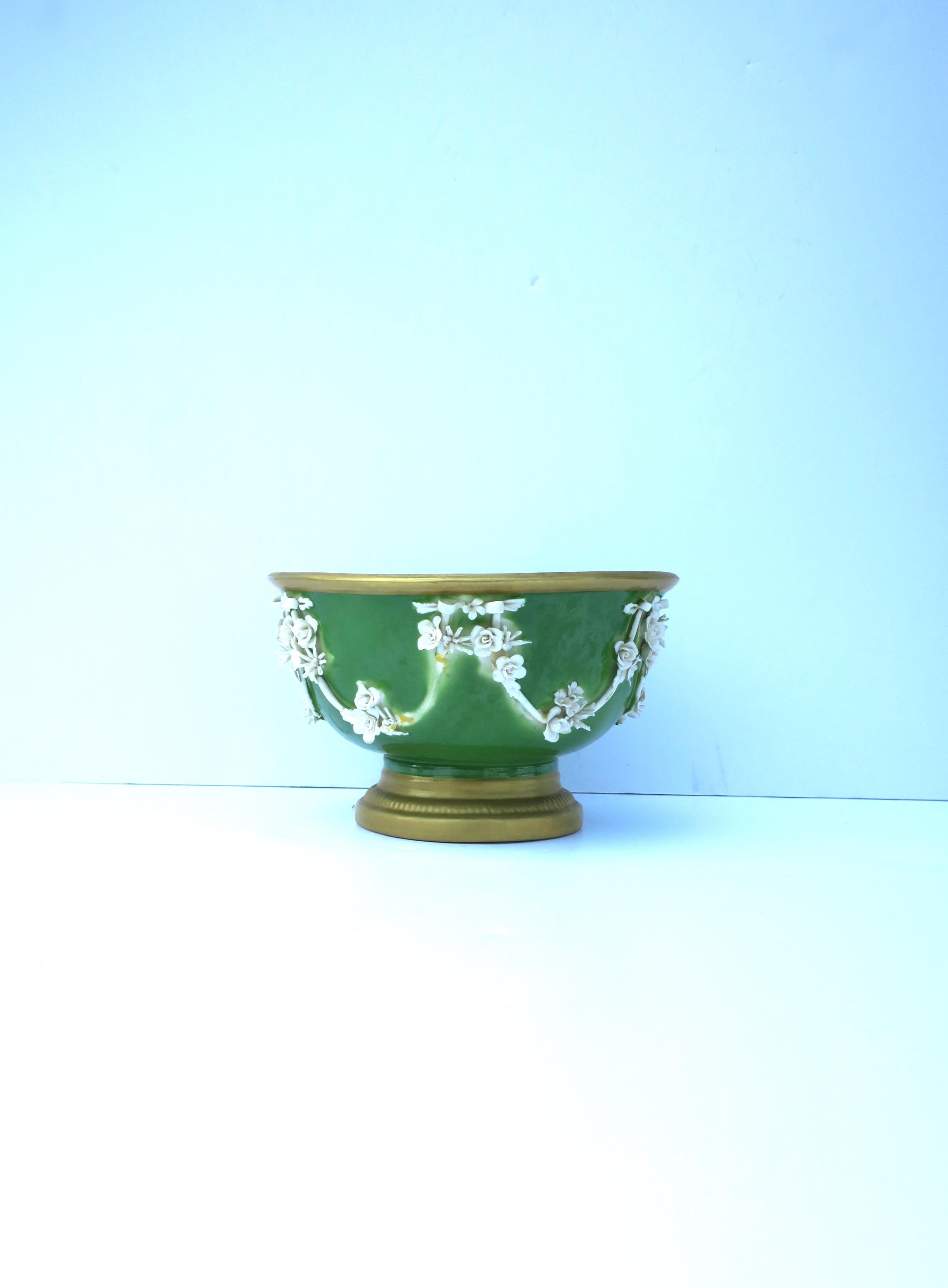 Italian Porcelain Footed Bowl Urn Neoclassical Style by Mottahedeh, 20th Century For Sale 5