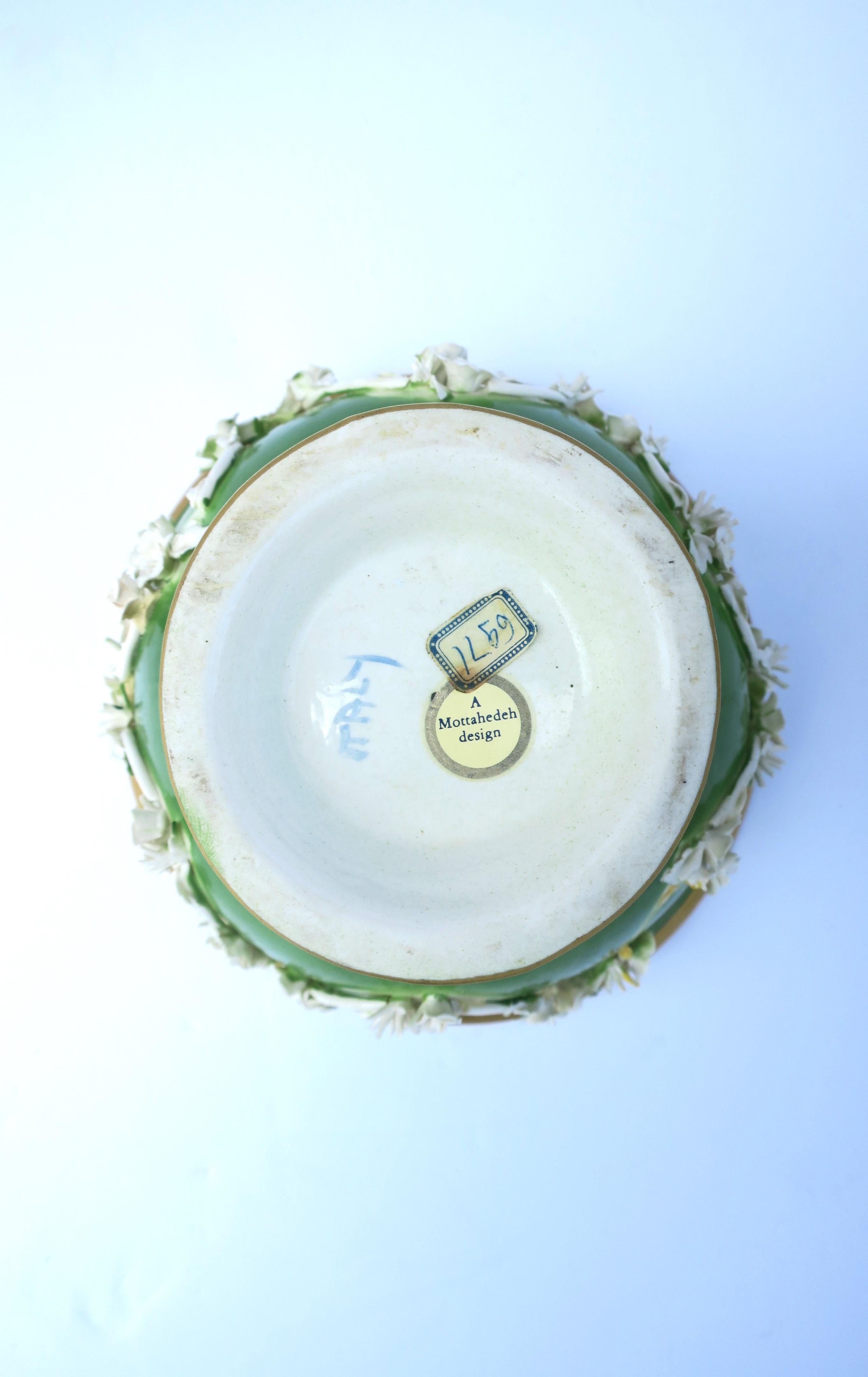 Urne à pied en porcelaine italienne de style néoclassique de Mottahedeh, 20ème siècle en vente 5