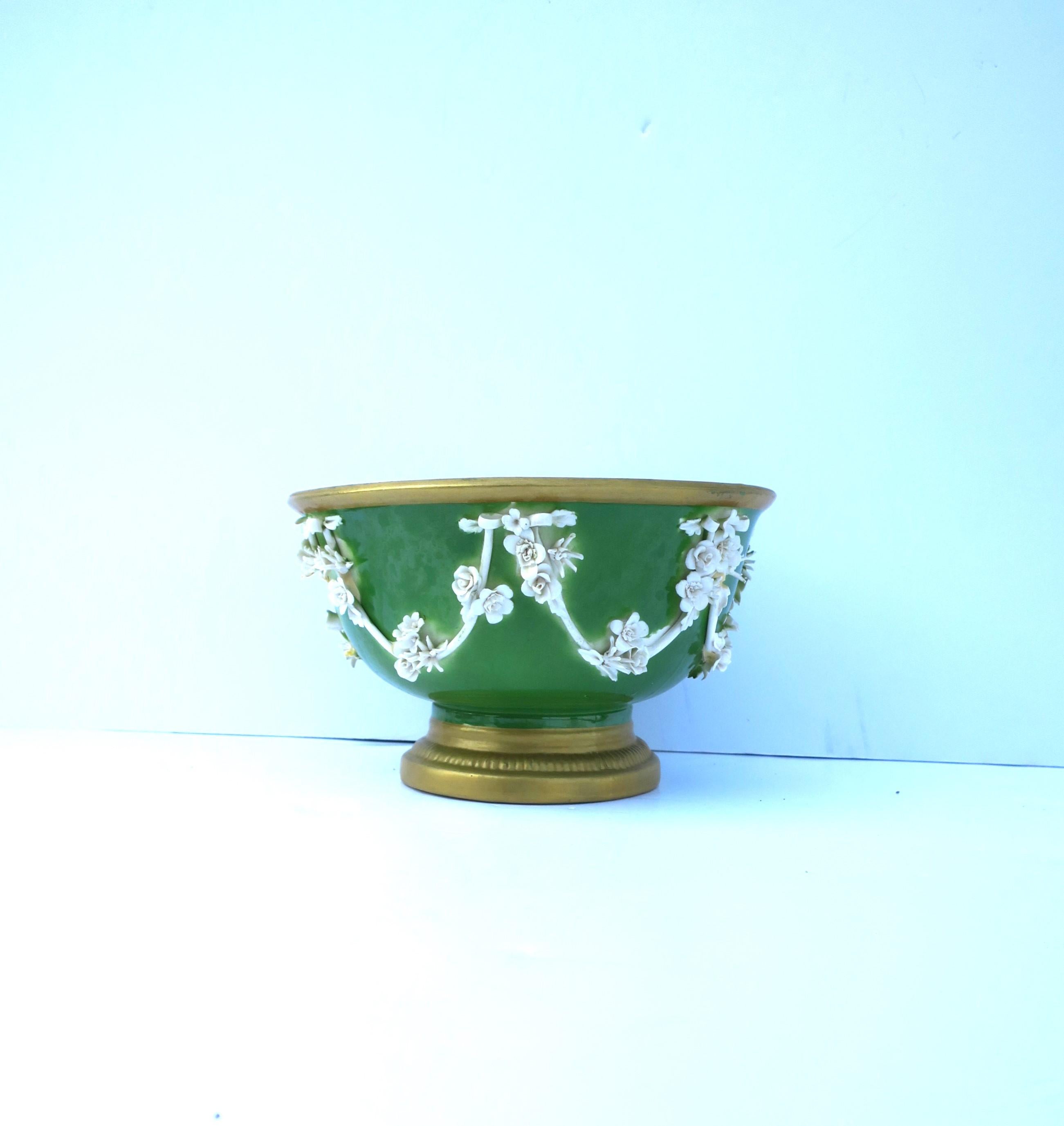 Italian Porcelain Footed Bowl Urn Neoclassical Style by Mottahedeh, 20th Century For Sale 3