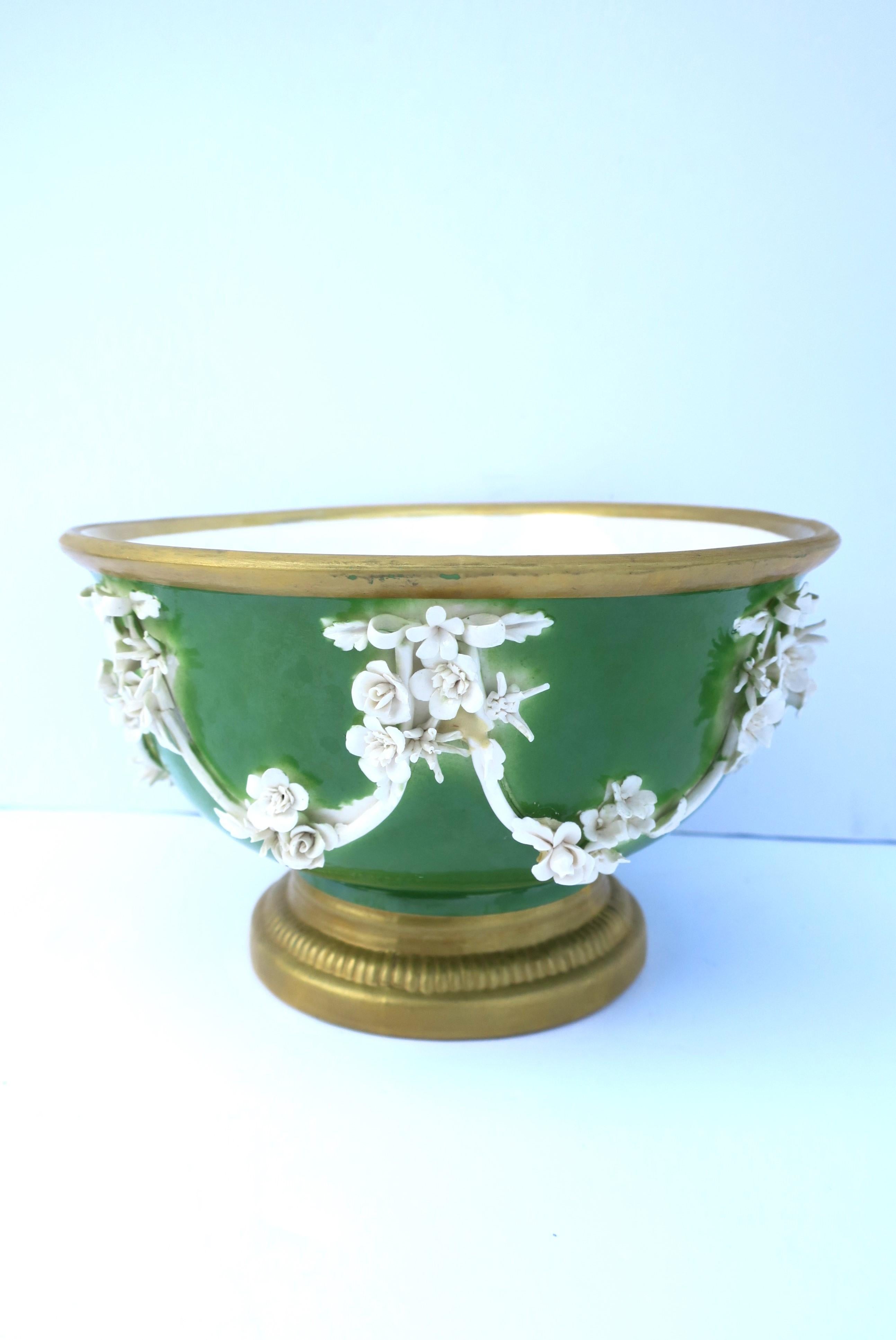 Italian Porcelain Footed Bowl Urn Neoclassical Style by Mottahedeh, 20th Century For Sale 4