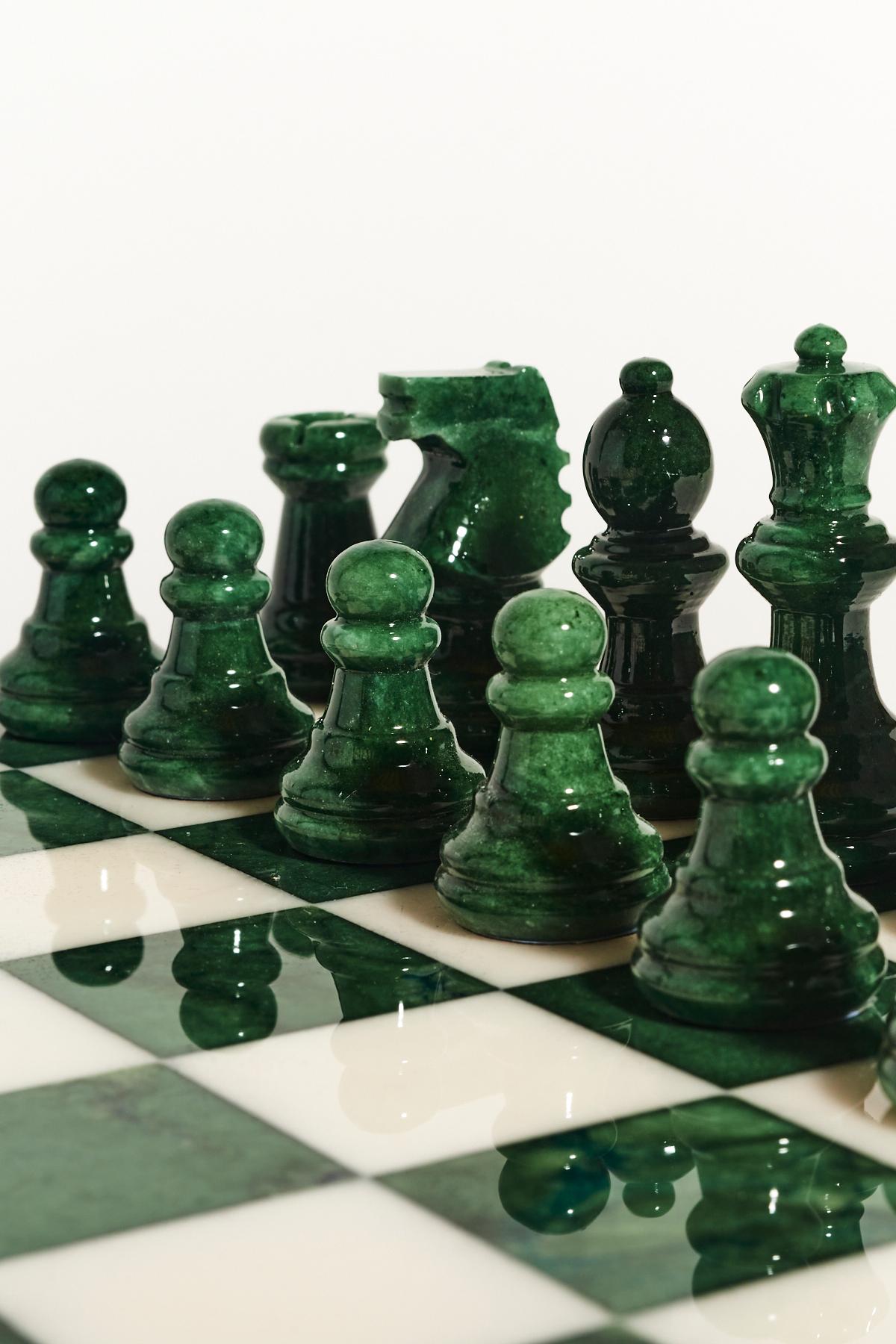 Italian Forest Green/White Large Alabaster Chess Set In New Condition For Sale In New York, NY