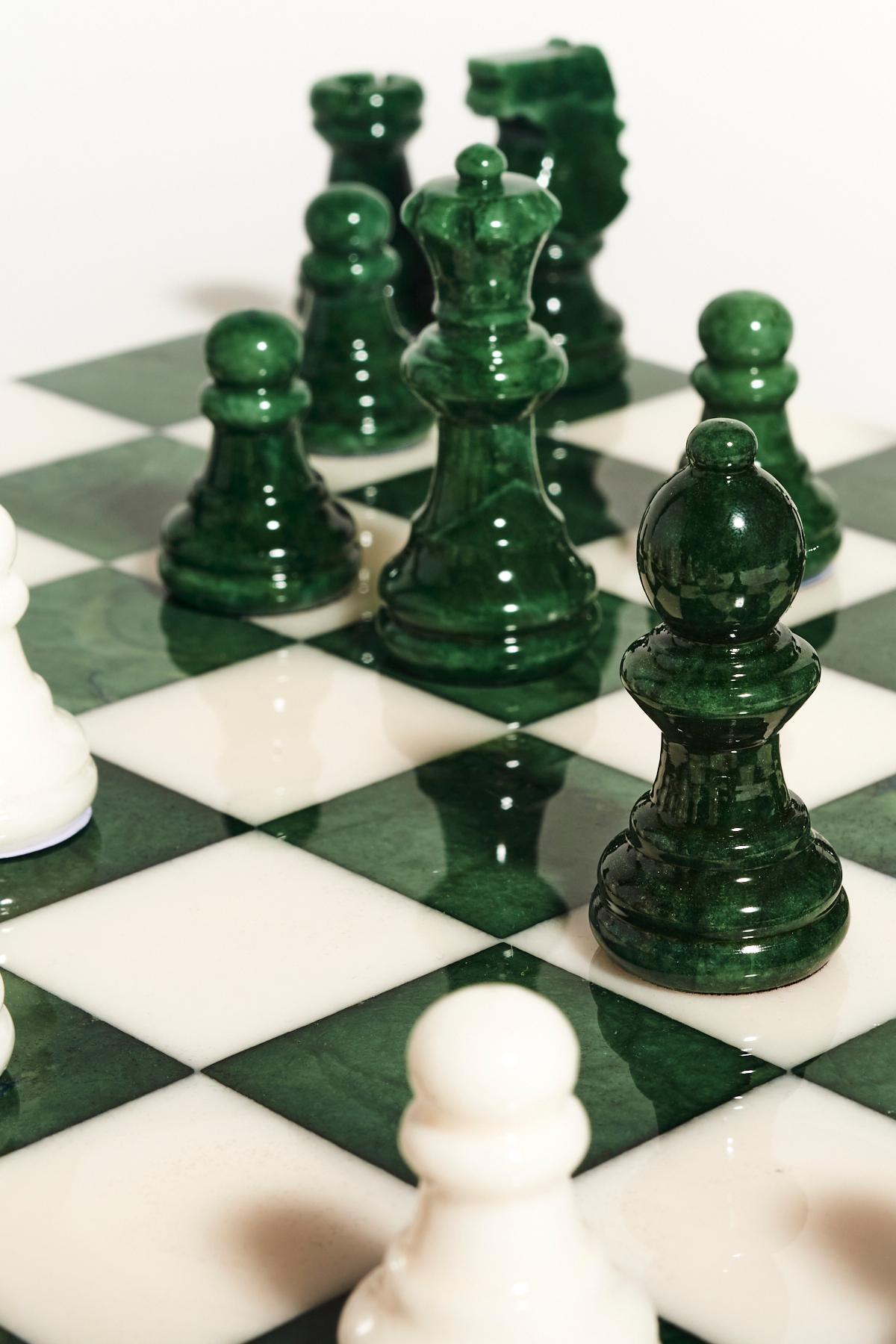 XXIe siècle et contemporain Grand jeu d'échecs italien en albâtre, vert forêt/blanc en vente