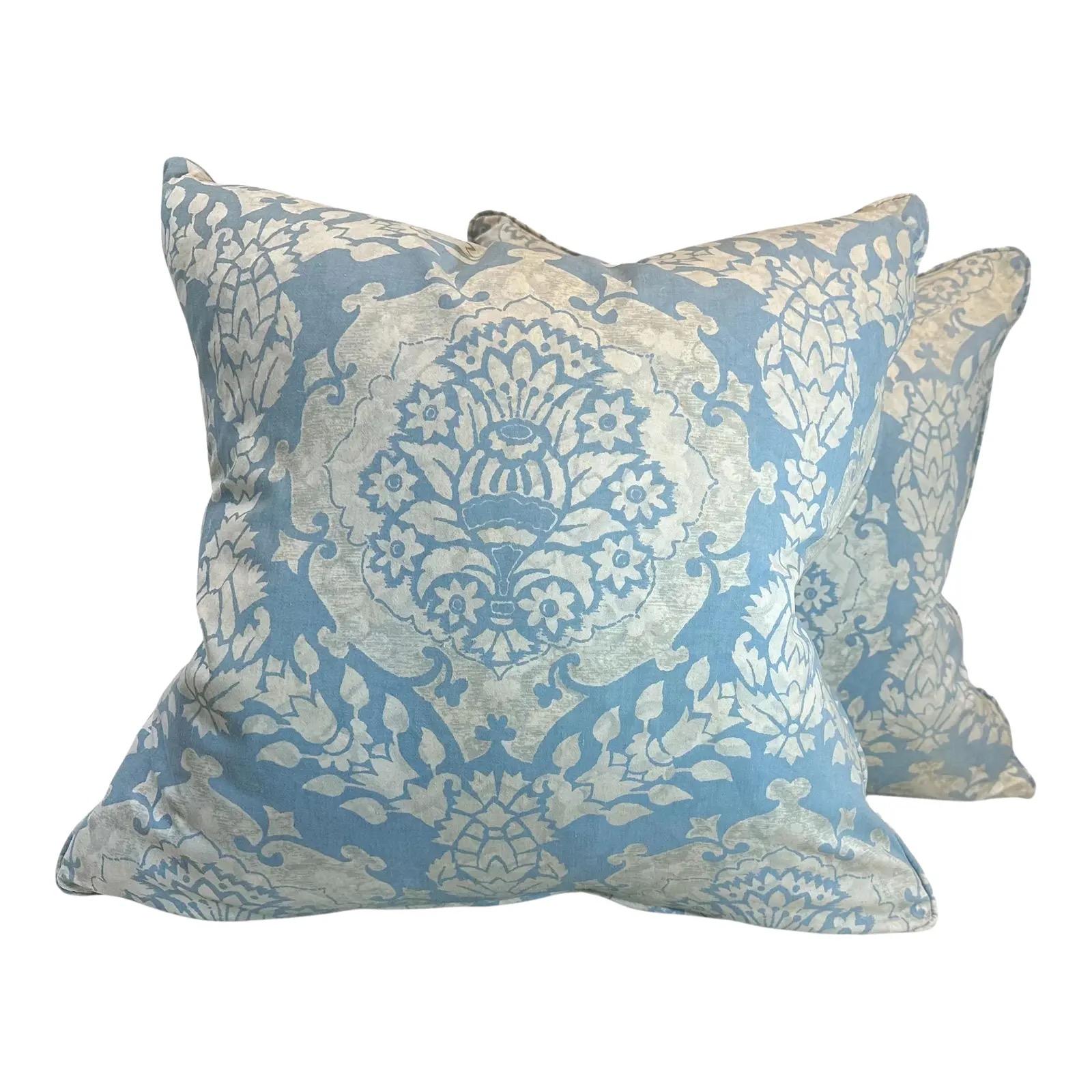 Una bellissima coppia di cuscini Fortuny nei toni del blu e dell'argento. La stoffa di cotone è stata acquistata in Italia negli anni '50 e trasformata in tende da una coppia che l'aveva comprata durante la luna di miele. Si tratta di Fortuny ed è
