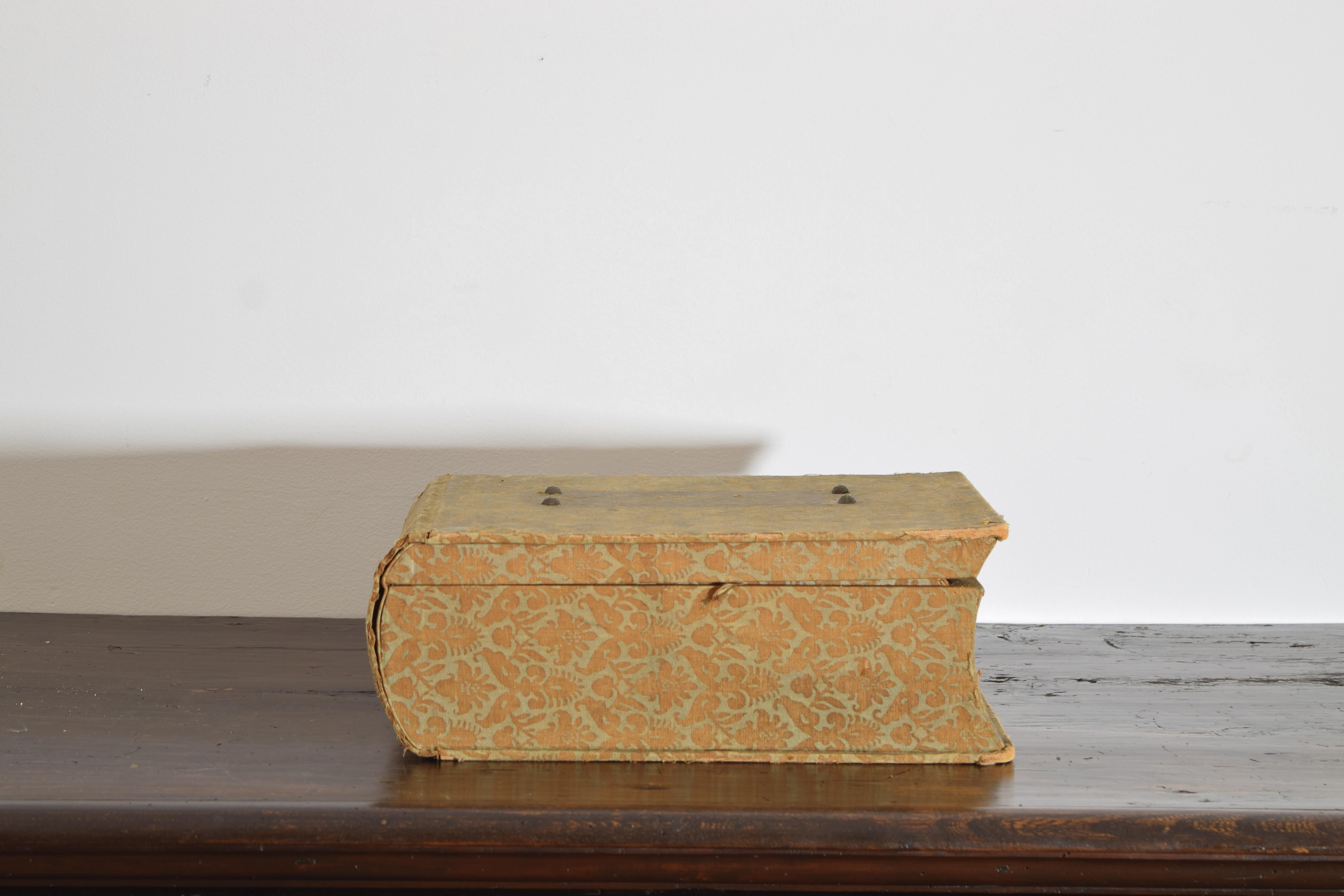 Italien, Boîte à livres rembourrée de Fortuny, début du 20e siècle Bon état - En vente à Atlanta, GA