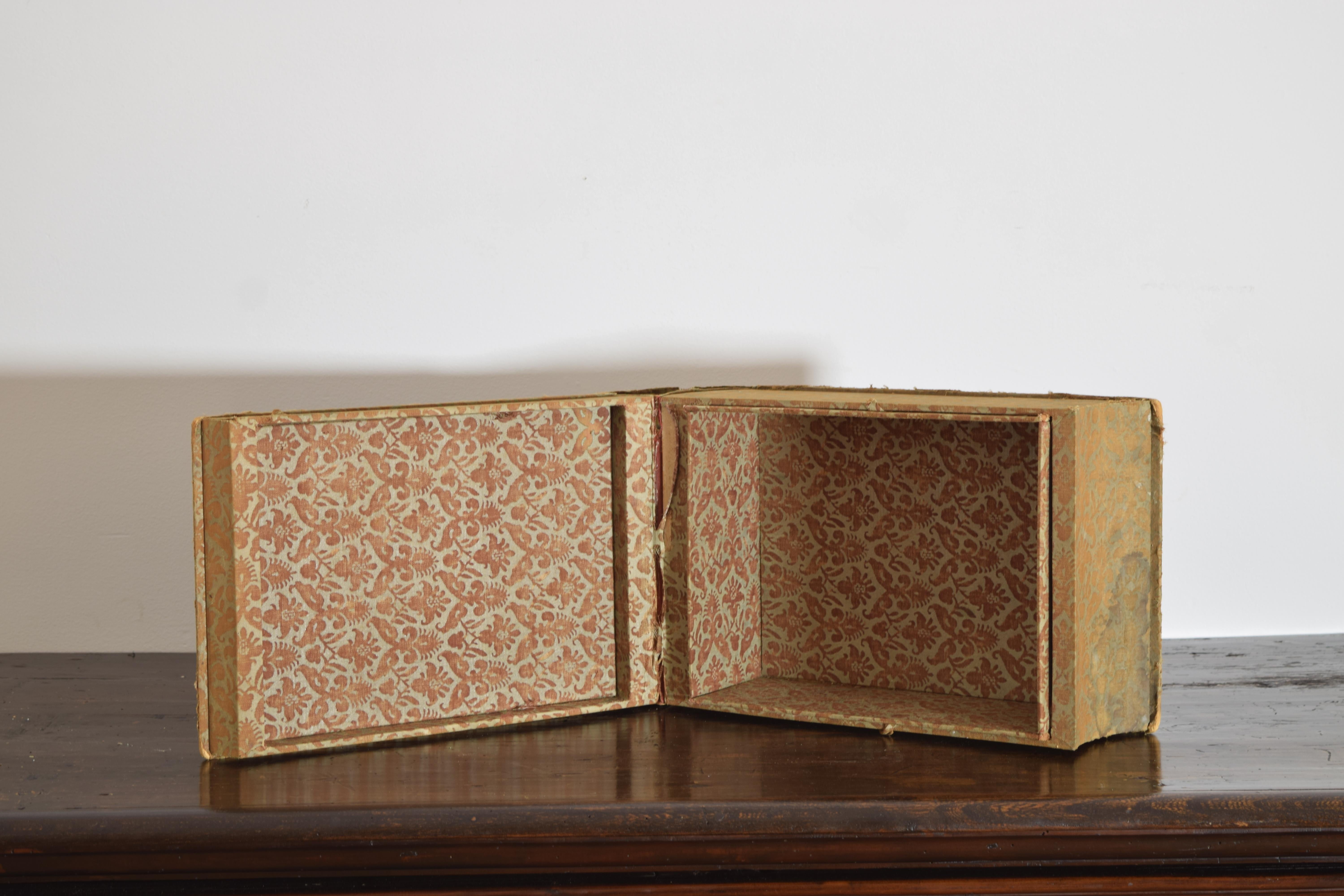 Tissu Italien, Boîte à livres rembourrée de Fortuny, début du 20e siècle en vente