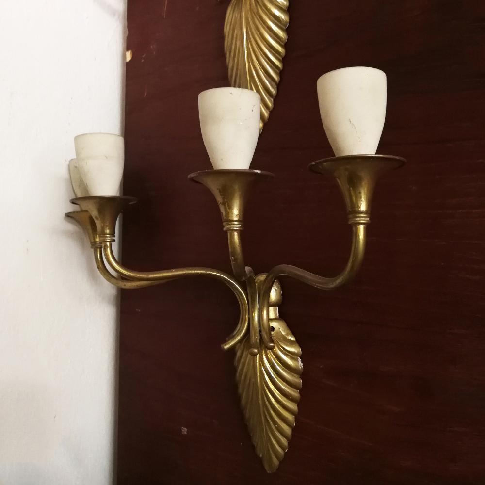 Italian four-light points, brass wall lamp, 1950s
Italian applique with sinuous brass structure, dating to the 1950s, starting from a central brass leaf linked to four-light points. Absolutely fancy, resembling the highest Italian sconce lines and