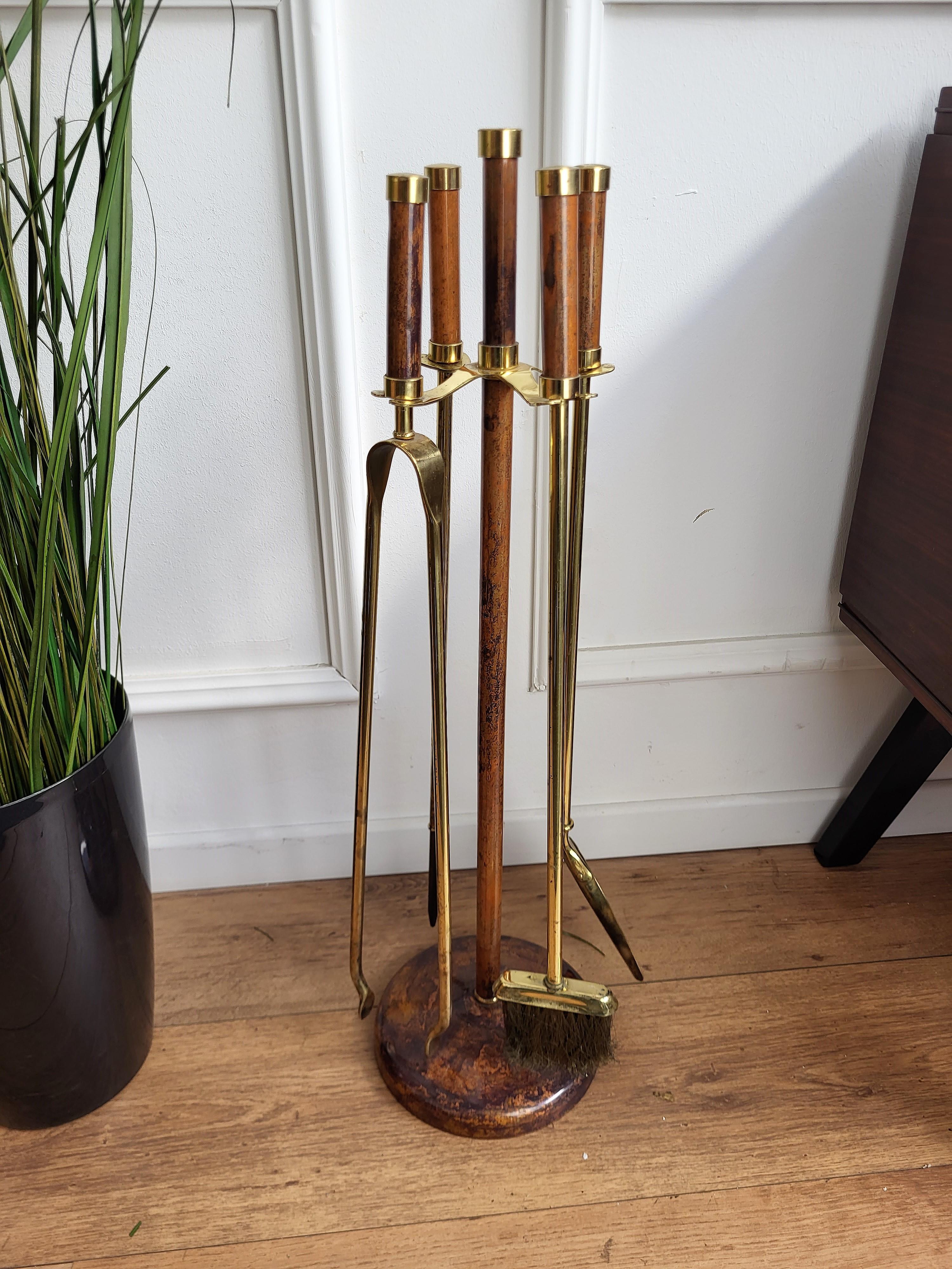 Italian Four-Piece Brass and Burl Vintage Fireplace Fire Tool Set with Stand In Good Condition For Sale In Carimate, Como