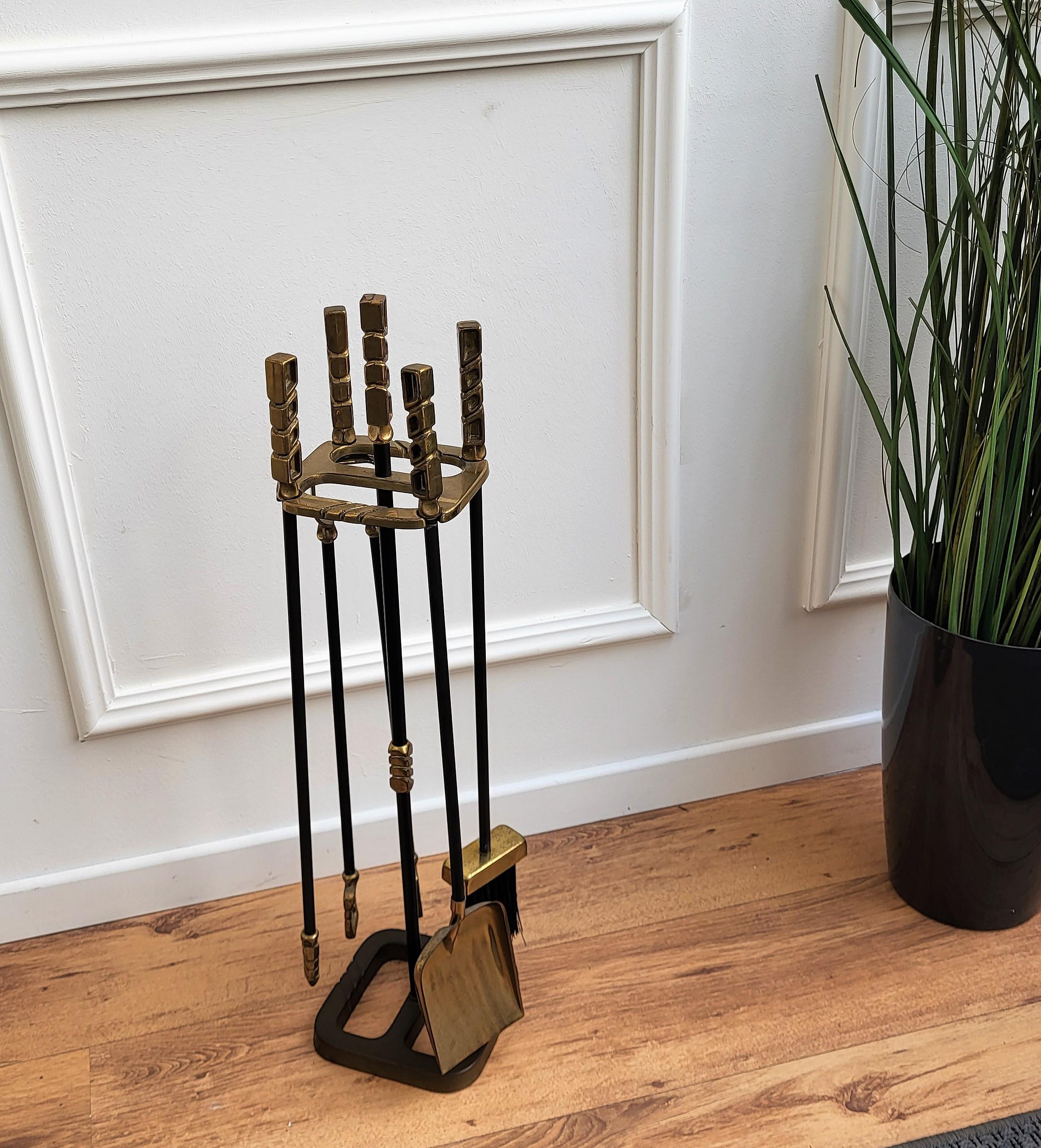 Italian brass four-piece fire tool set with stand. The set consists of a poker, a shovel and a pair of tongs, each with an ornate handle such as the stand in beautiful shape with three stripes decor detail.
We do have available in the same decor