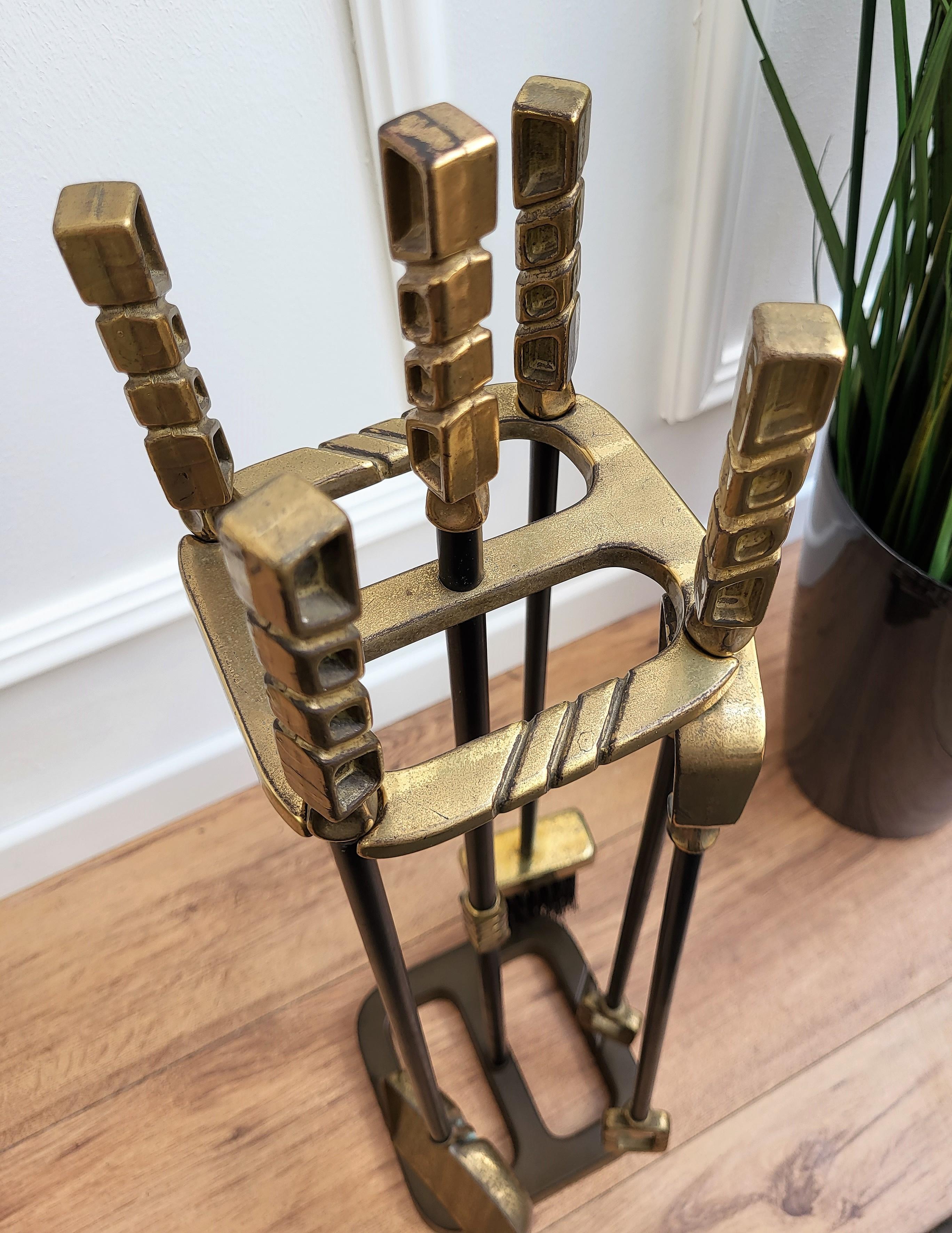 Italian Four-Piece Brass Vintage Fireplace Fire Tool Set with Stand In Good Condition In Carimate, Como