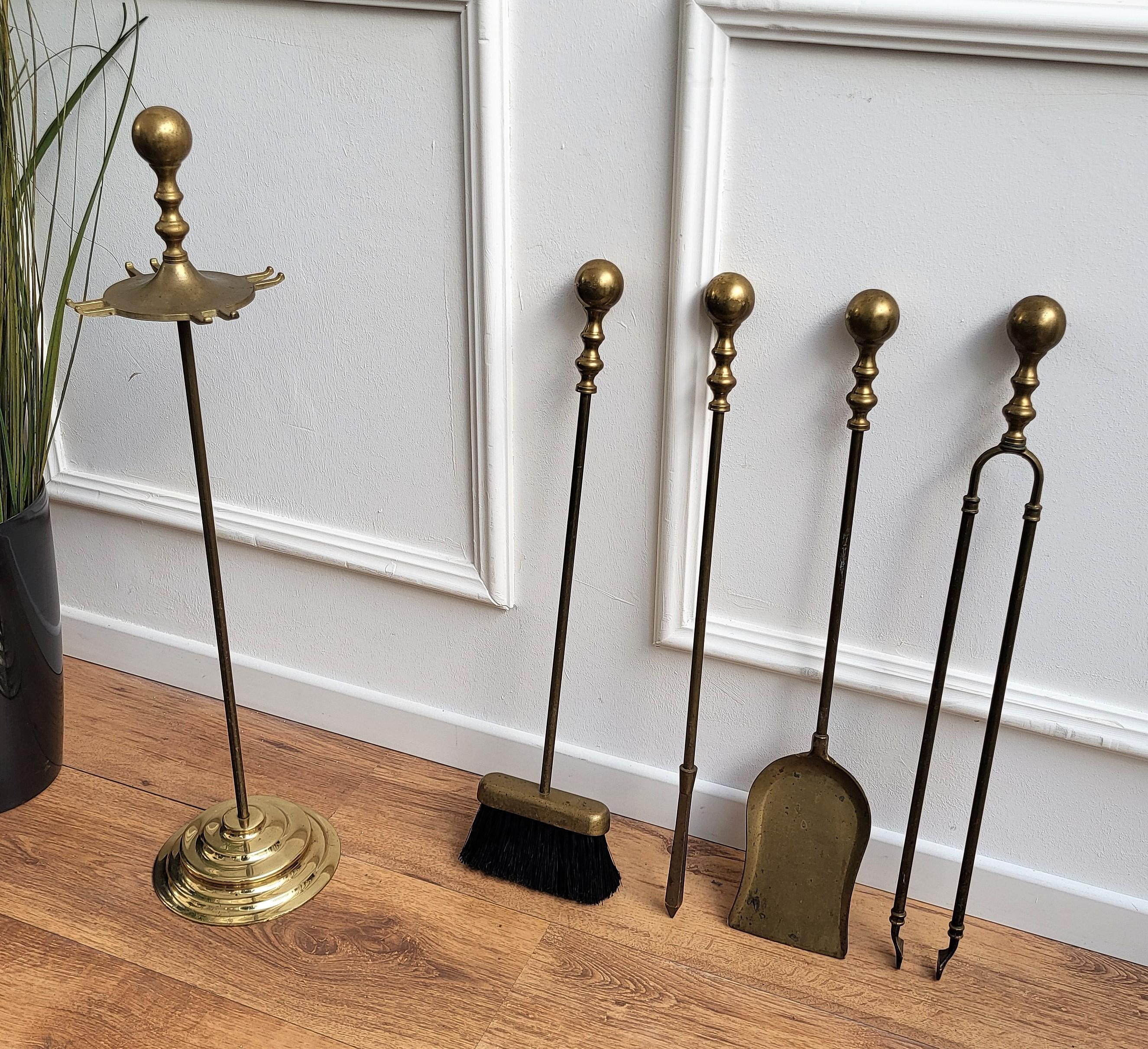 Italian Four-Piece Brass Vintage Fireplace Fire Tool Set with Stand In Good Condition For Sale In Carimate, Como