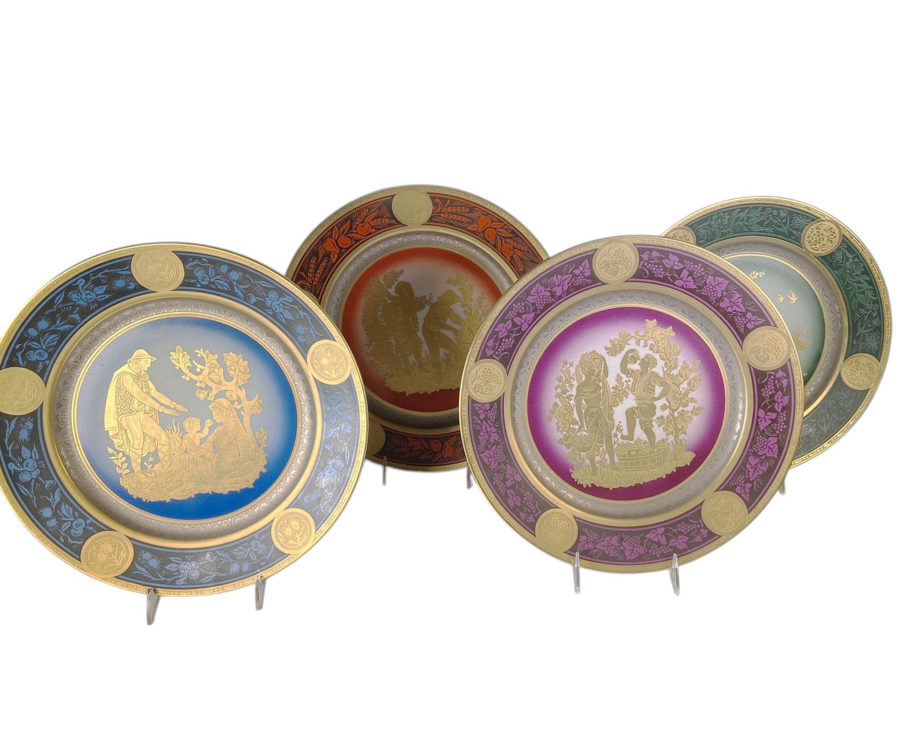 Este impresionante juego de cuatro platos italianos de Longon representa maravillosamente las Four Seasons, cada una en un color único y vibrante. Pintados a mano, Dipinto A Mano y adornados con Oro Zecchino, oro puro, estos platos son una verdadera