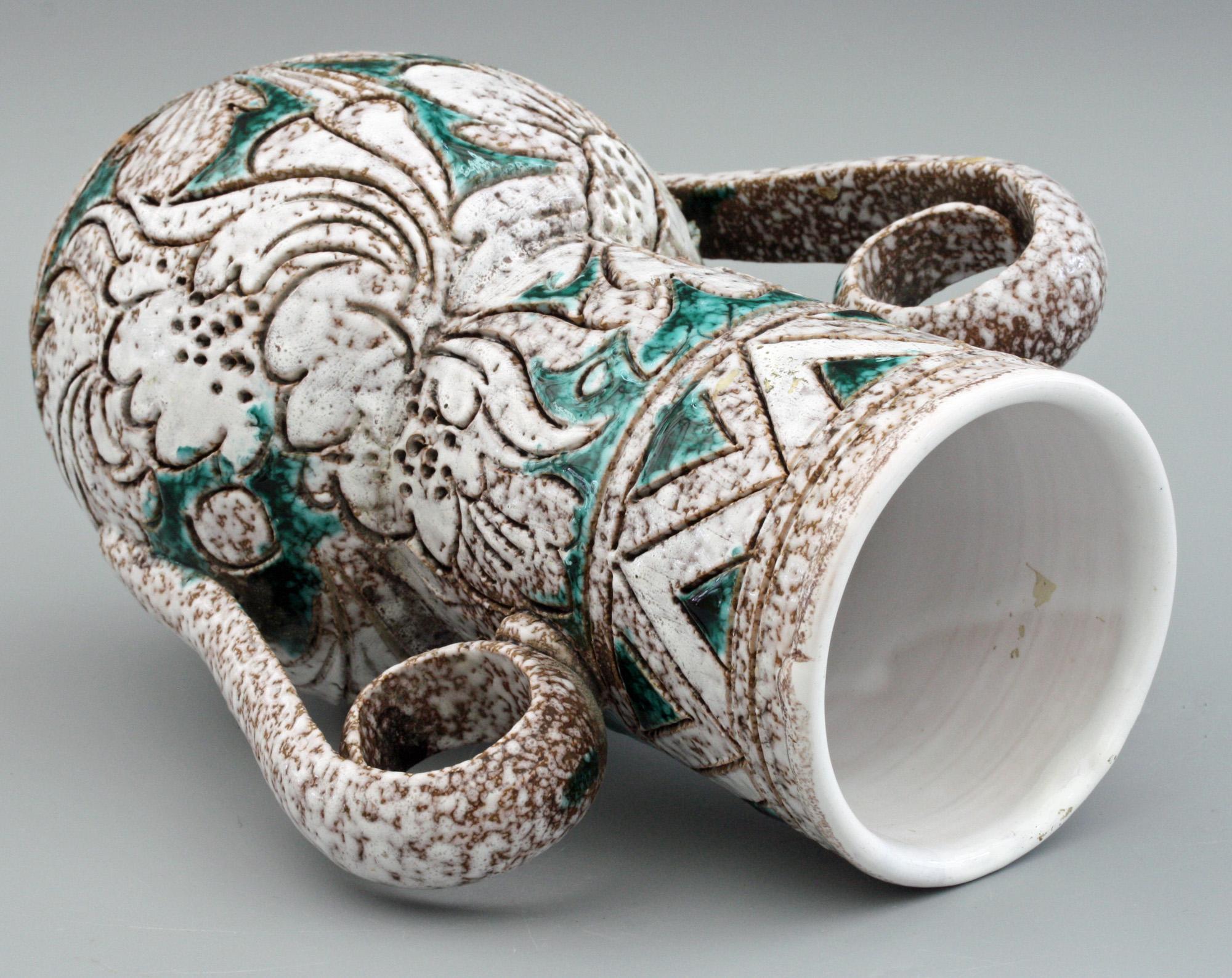 Un élégant vase à deux anses en poterie d'art italienne du milieu du siècle avec des motifs floraux sgraffites dans le style de Fratelli Fanciullacci. Le vase a un corps arrondi avec un haut col en forme d'entonnoir et des poignées en relief en