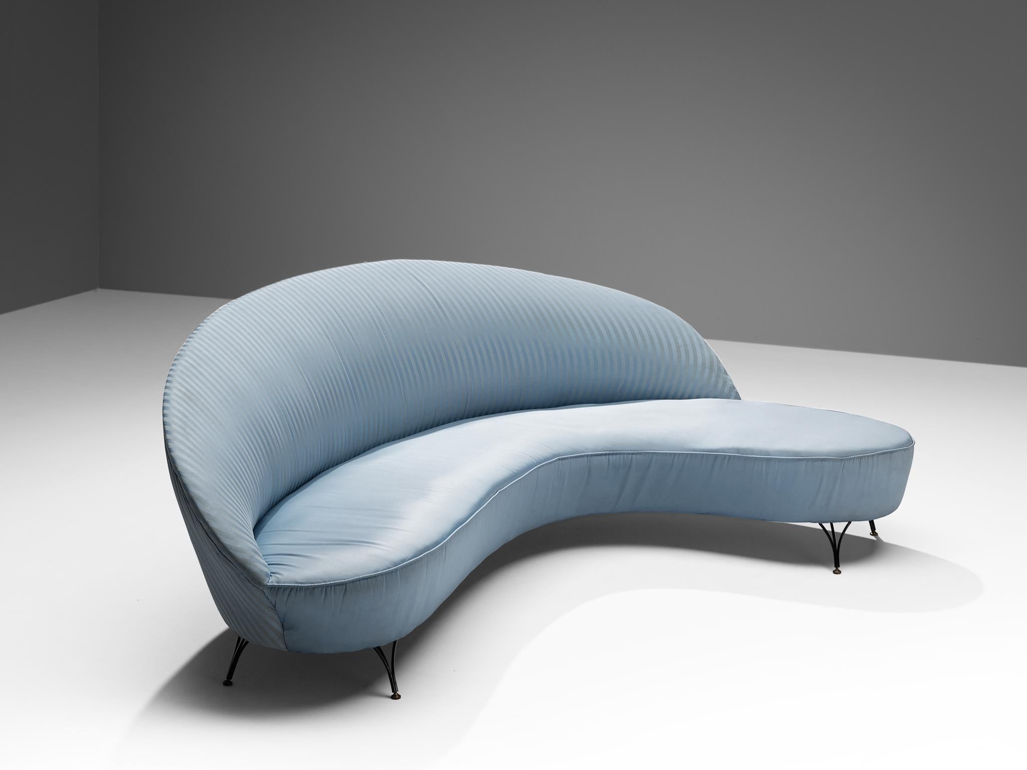 Mid-Century Modern Canapé italien Freeform Curved Sofa in Light Blue Upholstery en vente