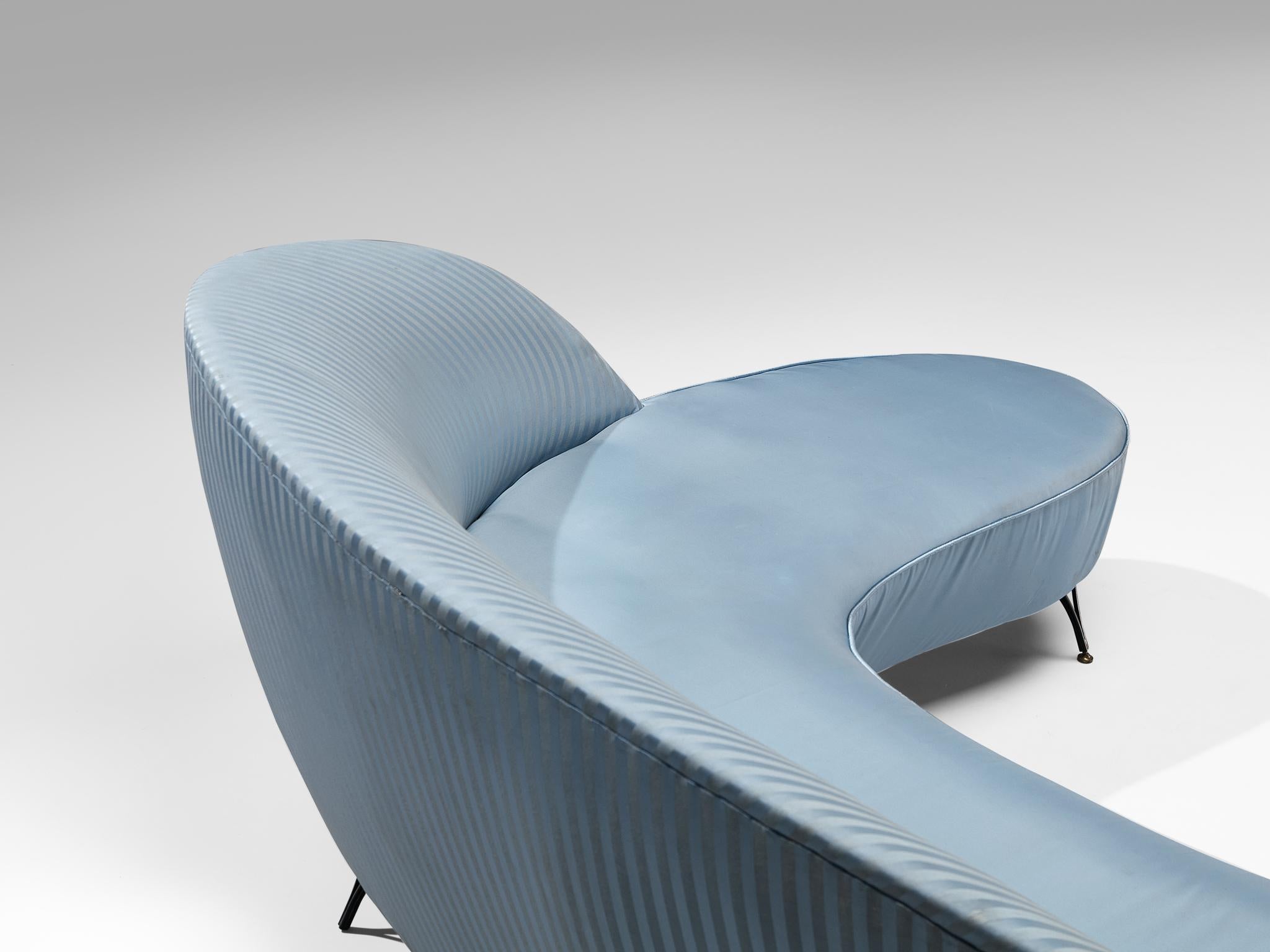 Canapé italien Freeform Curved Sofa in Light Blue Upholstery Bon état - En vente à Waalwijk, NL