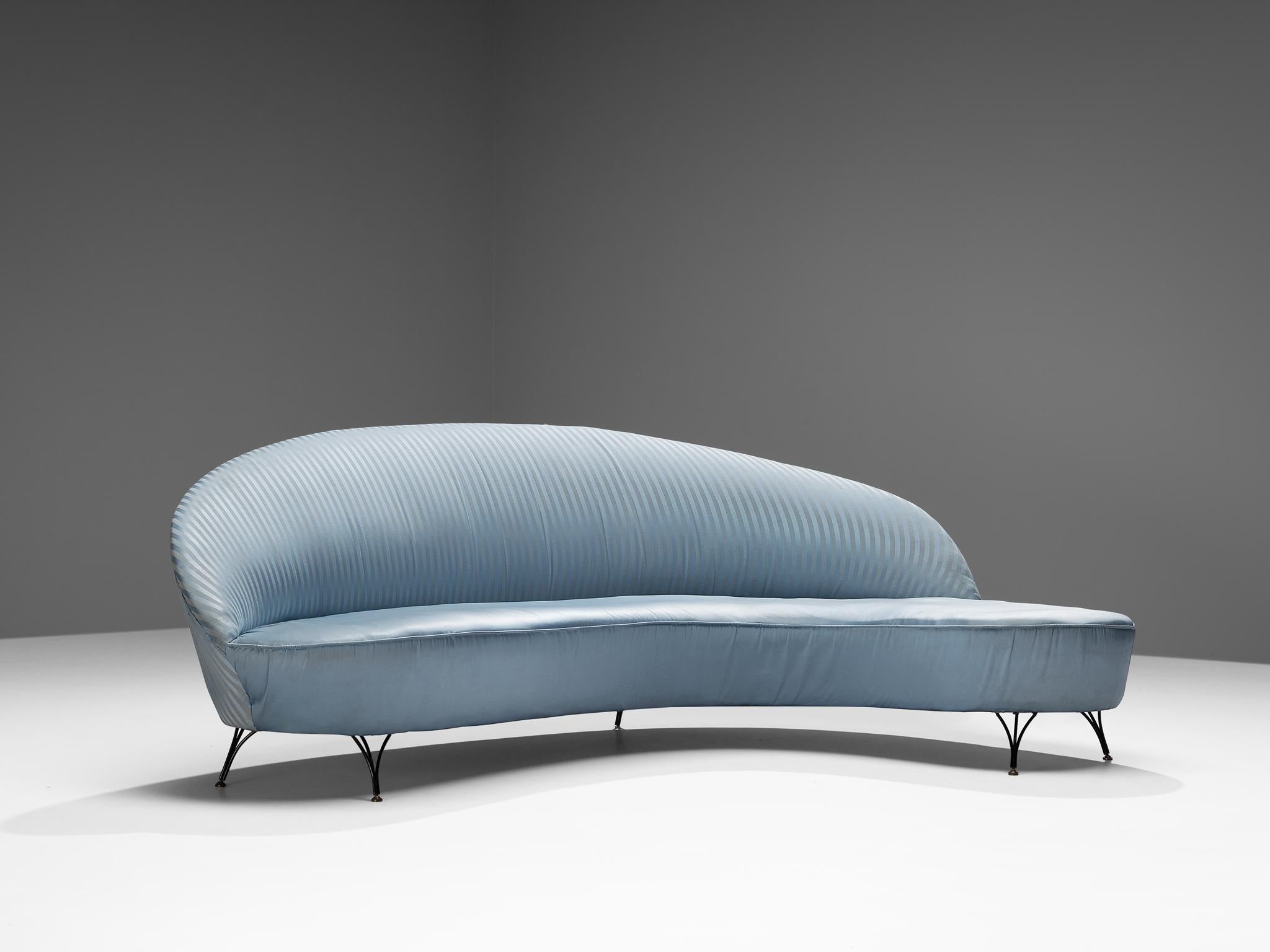Milieu du XXe siècle Canapé italien Freeform Curved Sofa in Light Blue Upholstery en vente