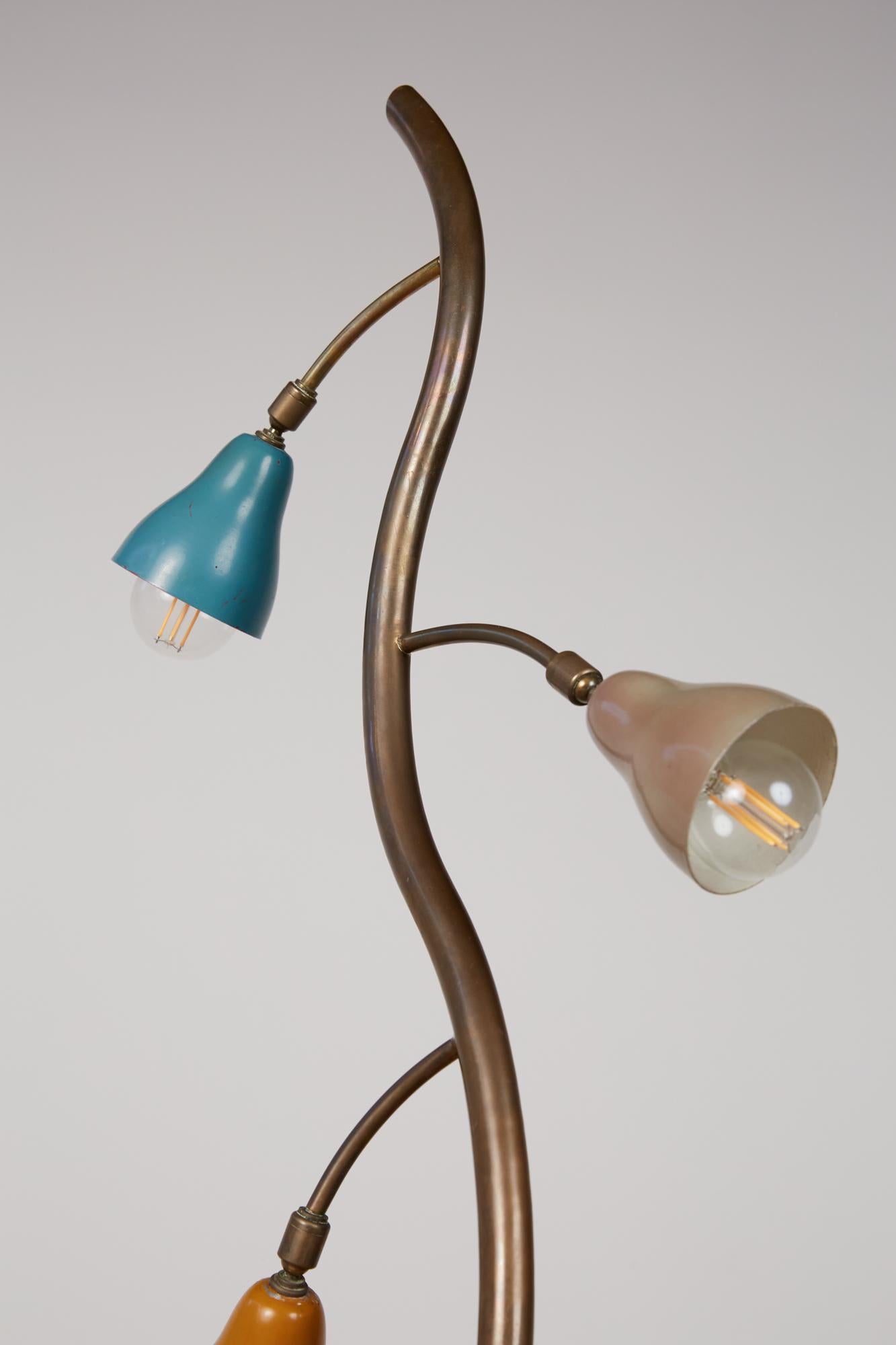Italienische frei geformte Stehlampe mit Tulpenschirm im Angebot 1