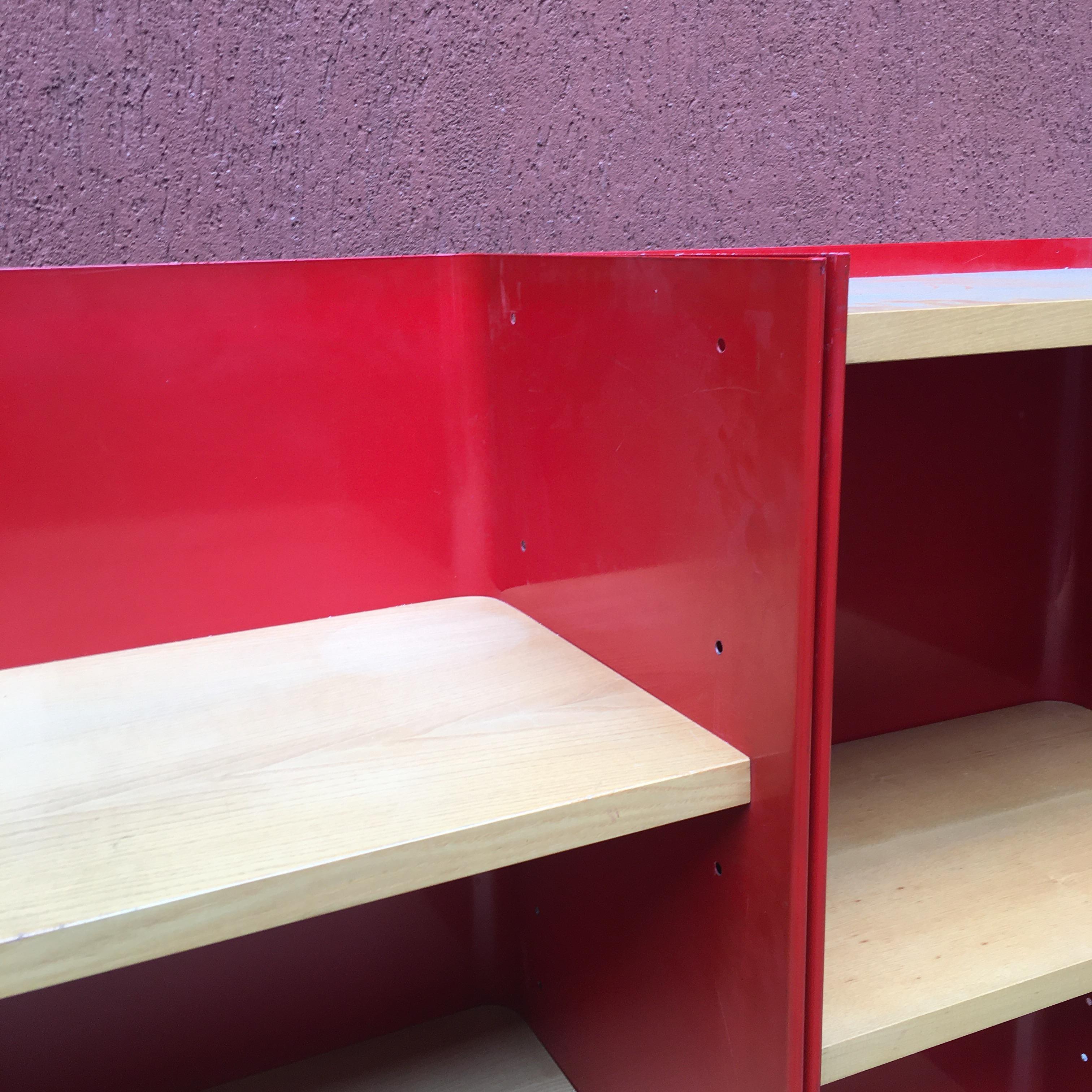 Italian Freestanding Red Enamelled Metal Bookcase by Arflex, 1970s For Sale 5