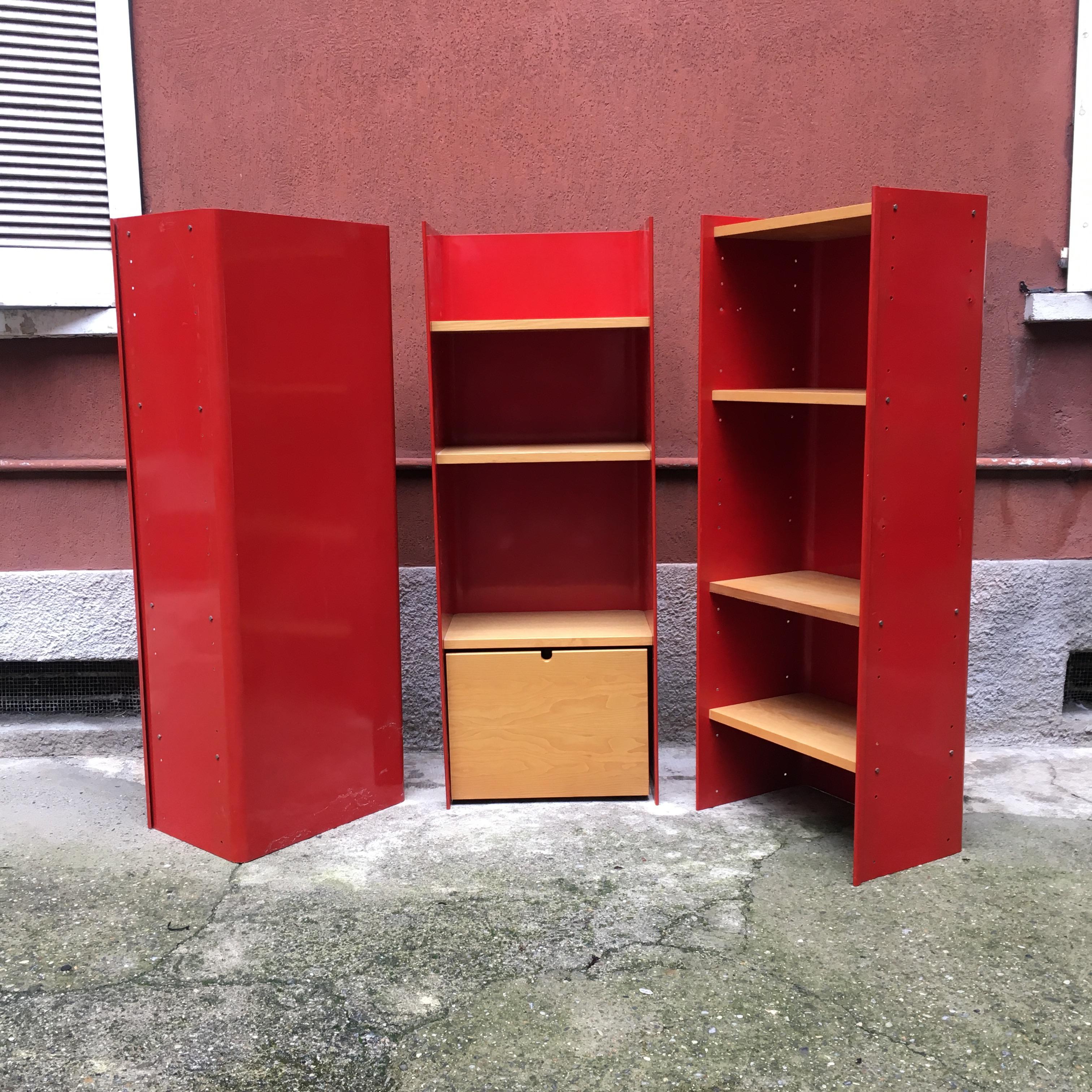 Italian freestanding red enameled metal bookcase by Arflex, 1970s
Freestanding bookcase with curved and glossy red enameled metal frame, with solid wood shelves and removable central drawer on wheels
Produced by Arflex, circa 1970
Perfect