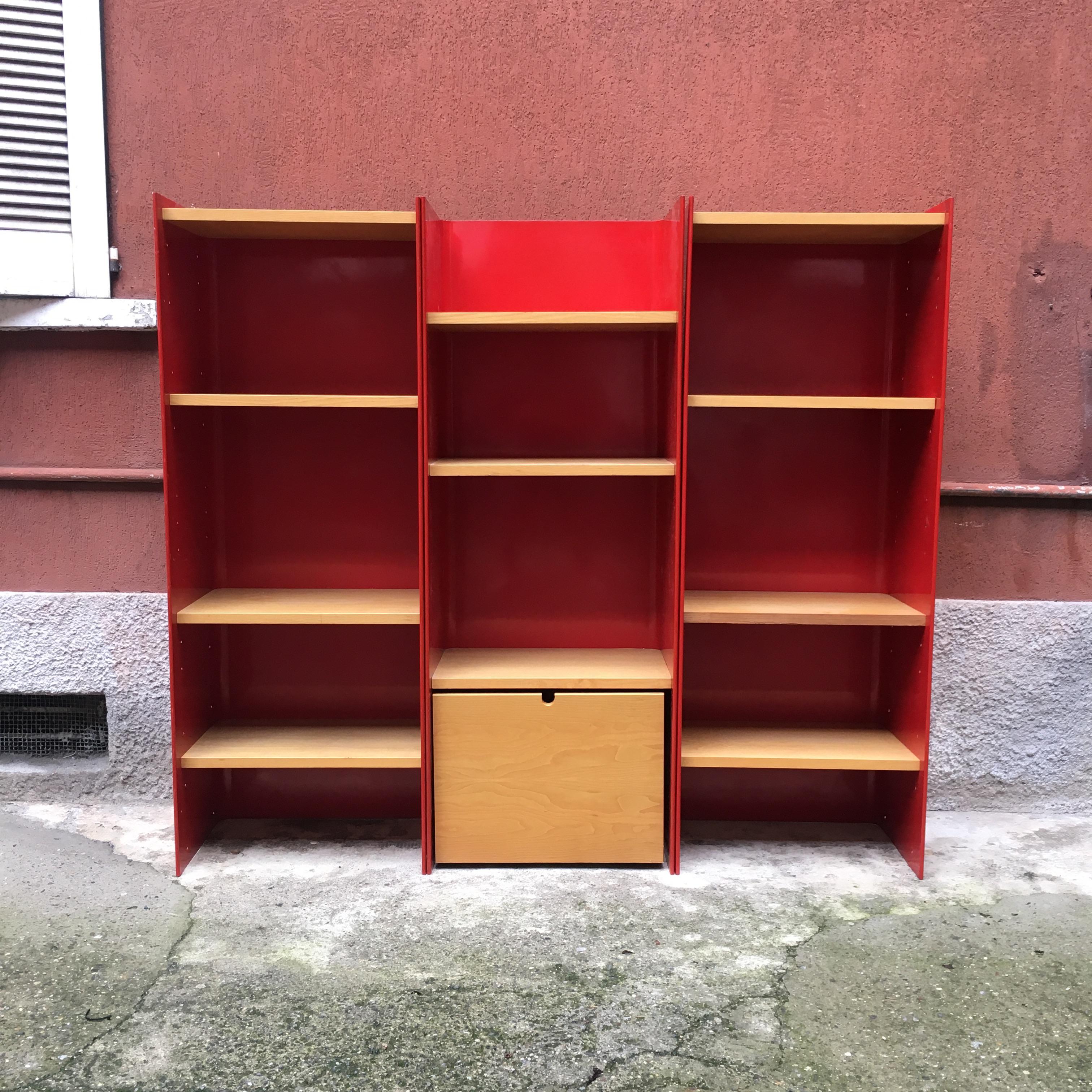 Modern Italian Freestanding Red Enamelled Metal Bookcase by Arflex, 1970s For Sale