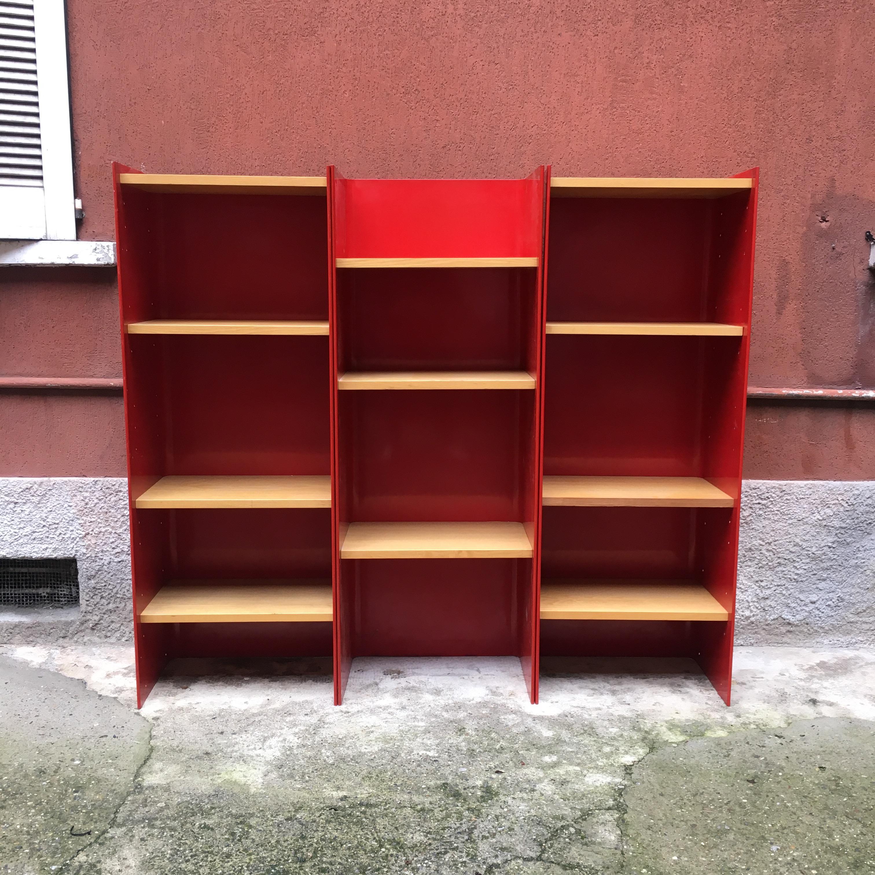 Italian Freestanding Red Enamelled Metal Bookcase by Arflex, 1970s In Good Condition For Sale In MIlano, IT