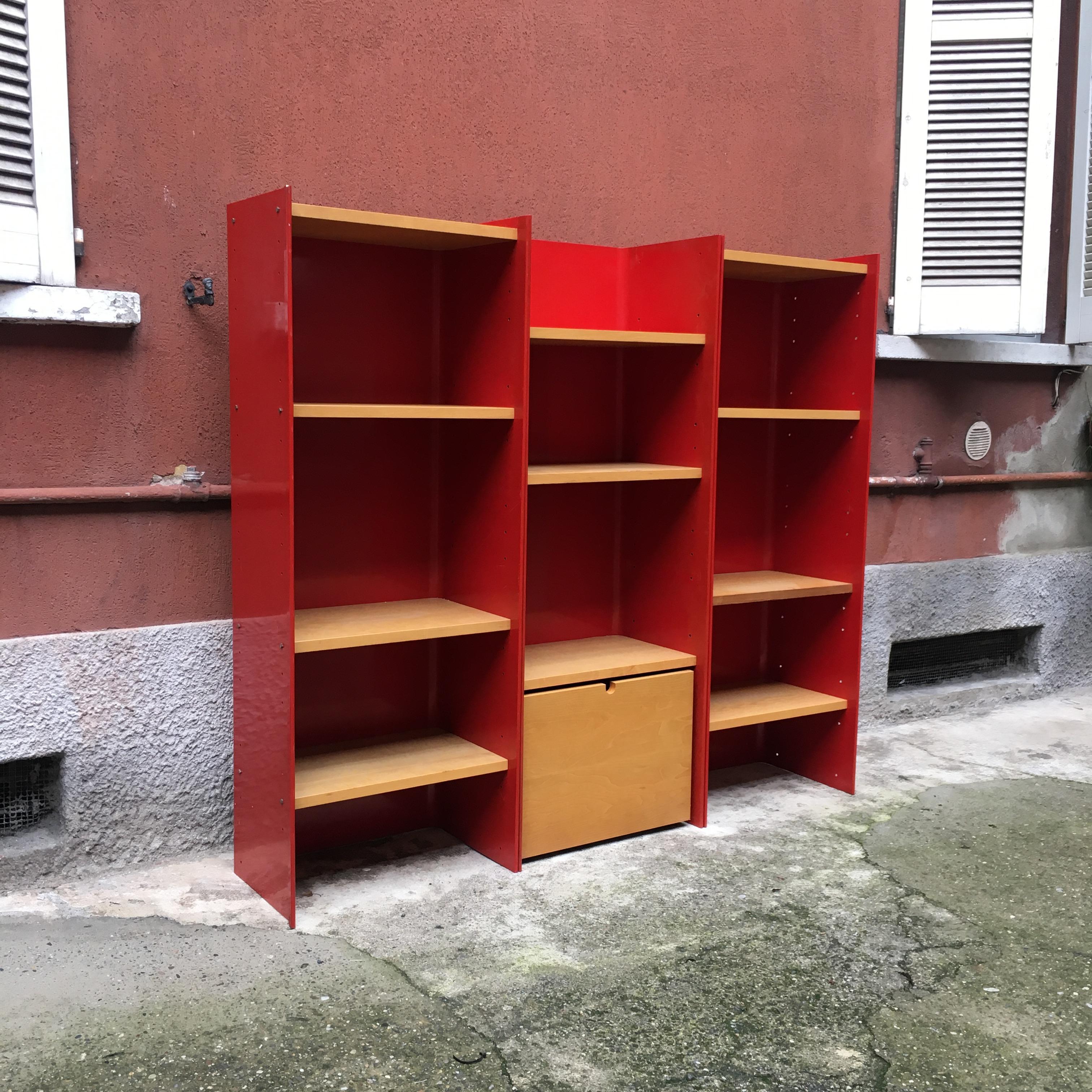 Late 20th Century Italian Freestanding Red Enamelled Metal Bookcase by Arflex, 1970s For Sale