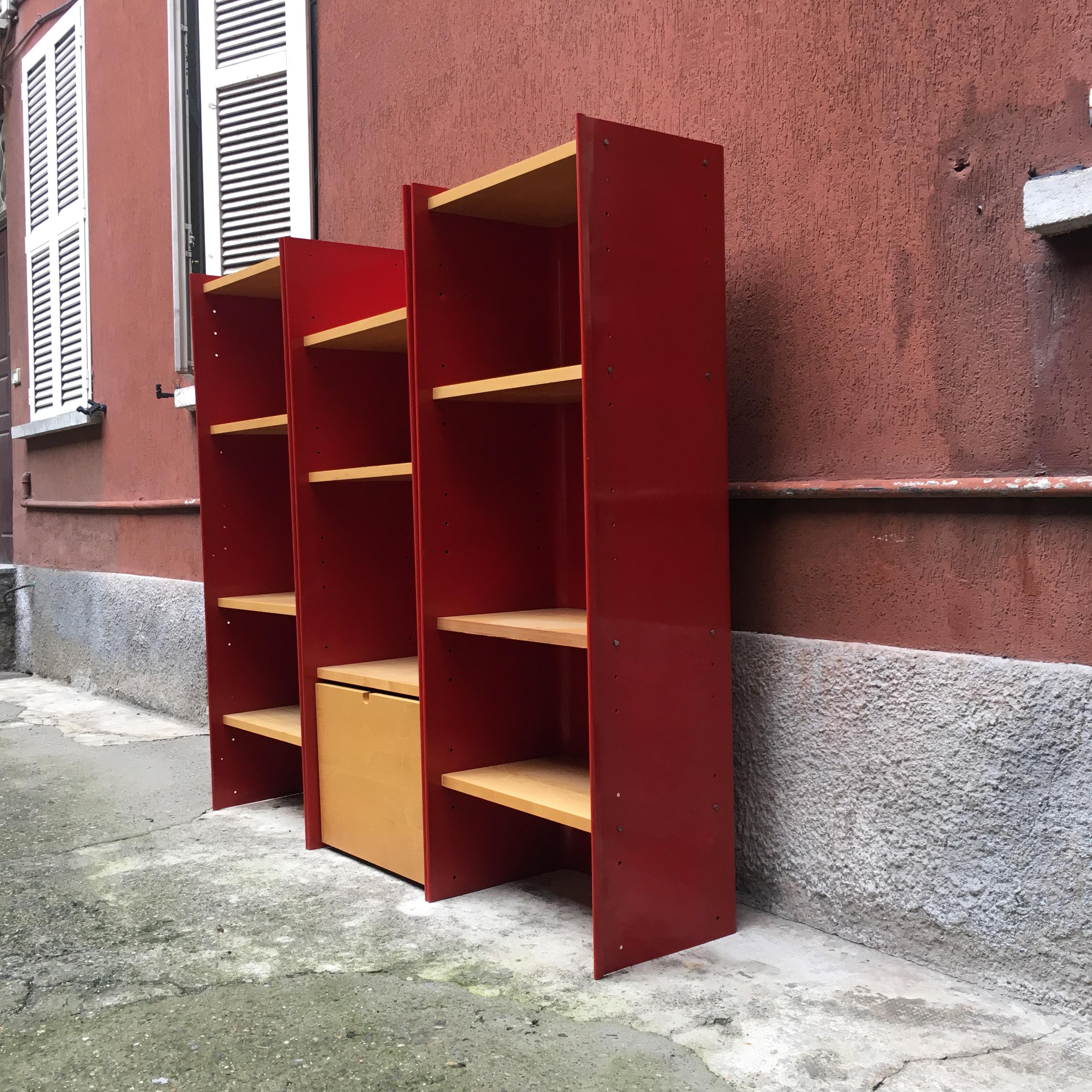 Italian Freestanding Red Enamelled Metal Bookcase by Arflex, 1970s For Sale 1
