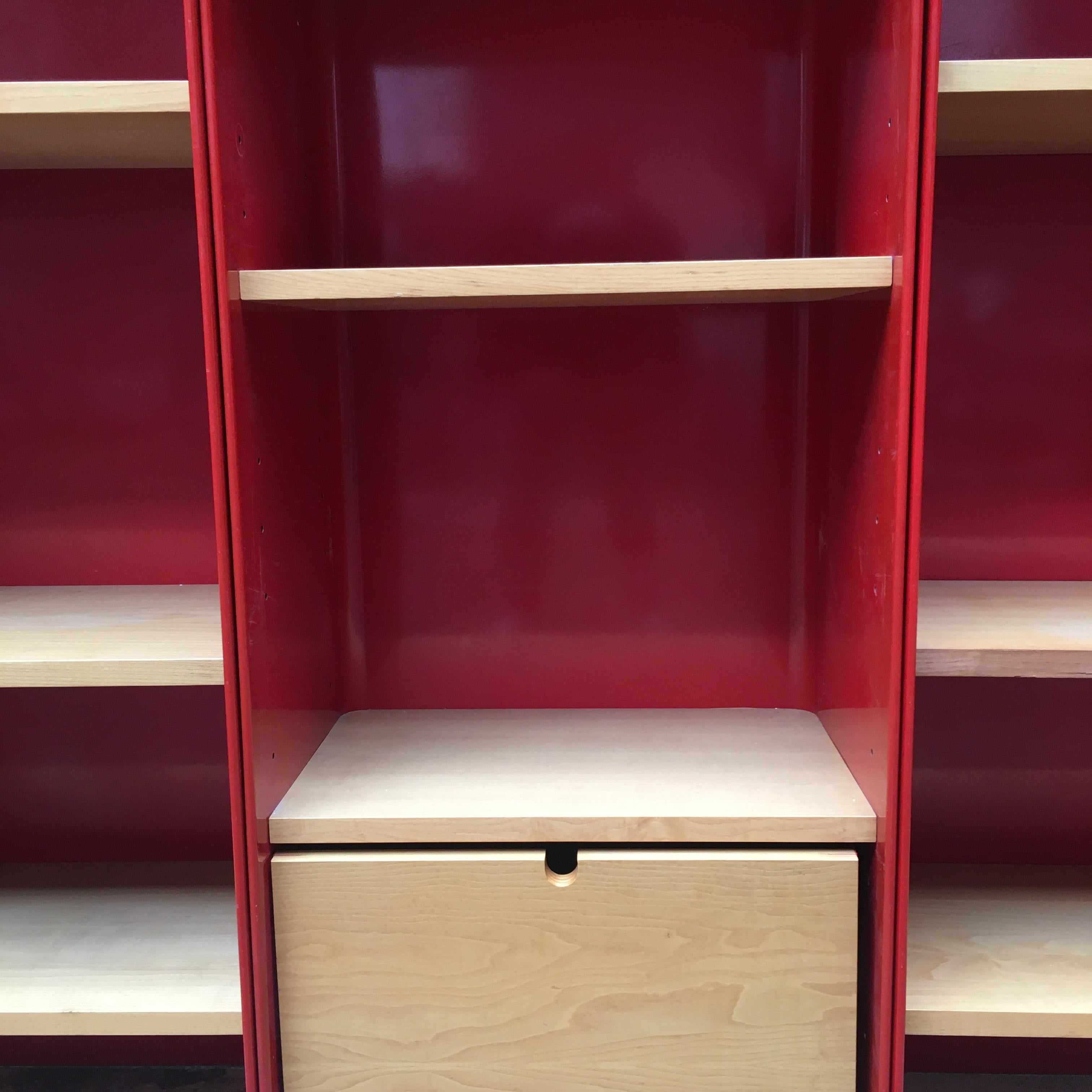 Italian Freestanding Red Enamelled Metal Bookcase by Arflex, 1970s For Sale 2