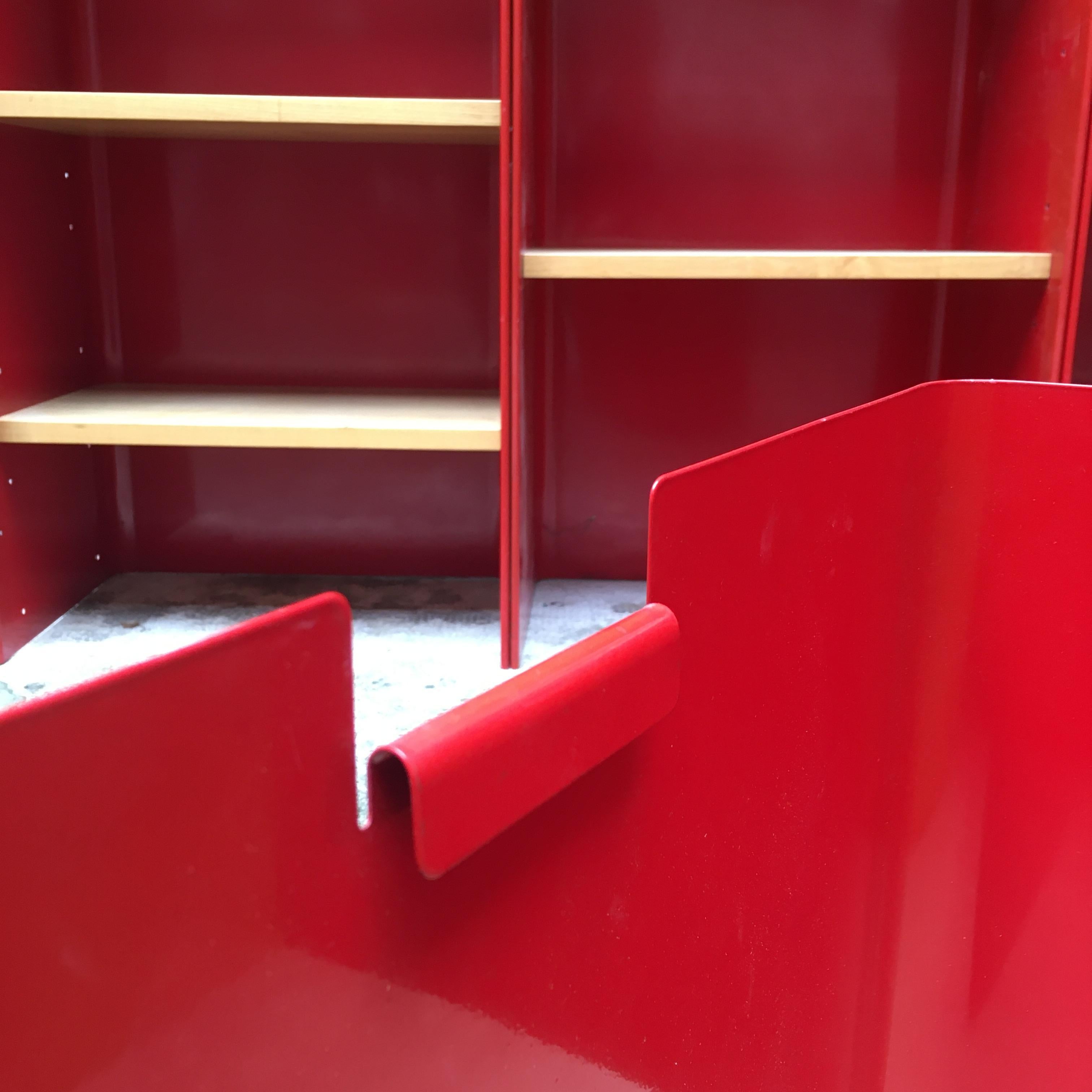 Italian Freestanding Red Enamelled Metal Bookcase by Arflex, 1970s For Sale 4