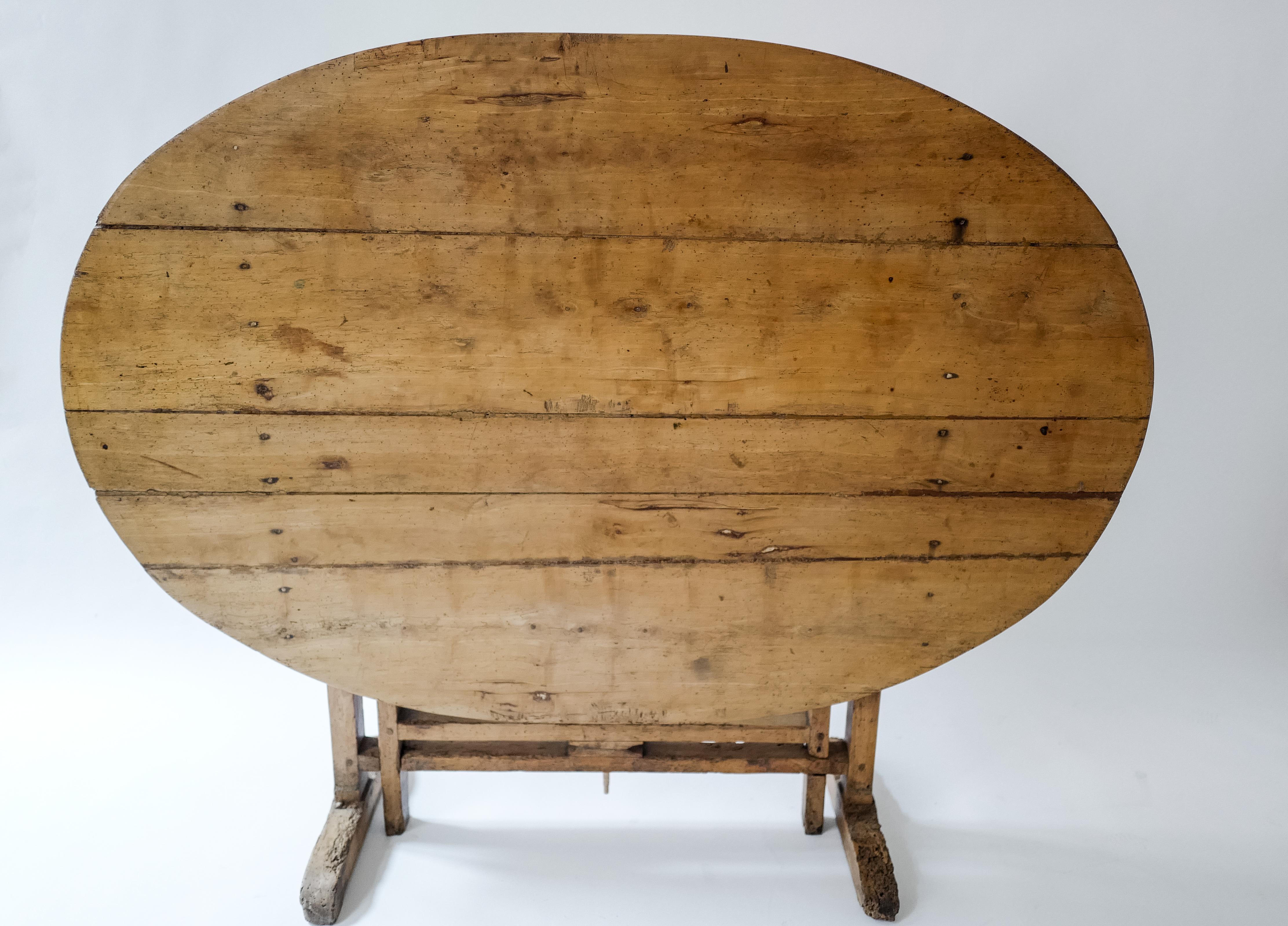Provincial français Table ovale à plateau basculant en pin d'alpage italien/français du XIXe siècle - Patine d'usage