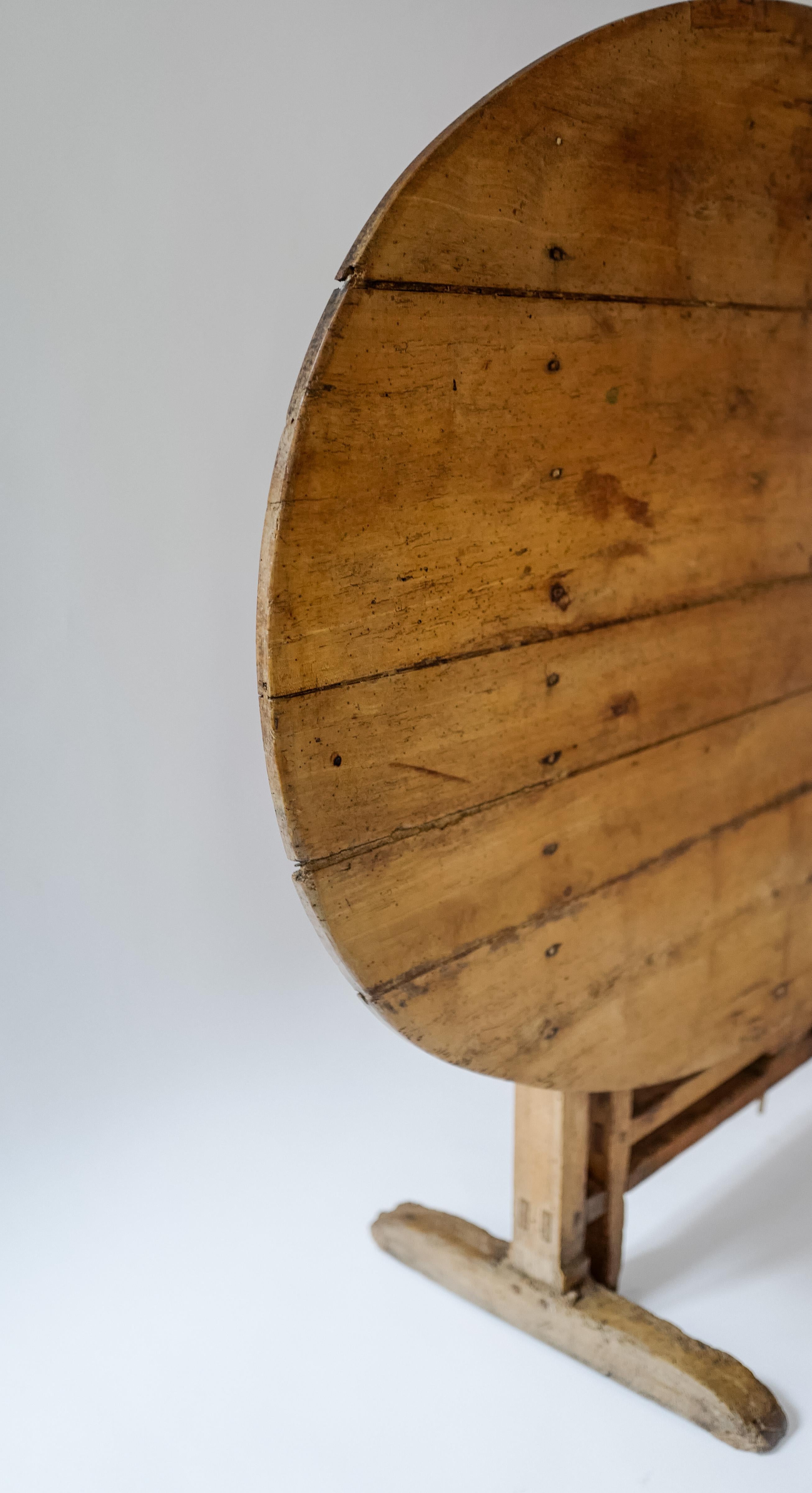 Table ovale à plateau basculant en pin d'alpage italien/français du XIXe siècle - Patine d'usage Bon état à Milano, IT