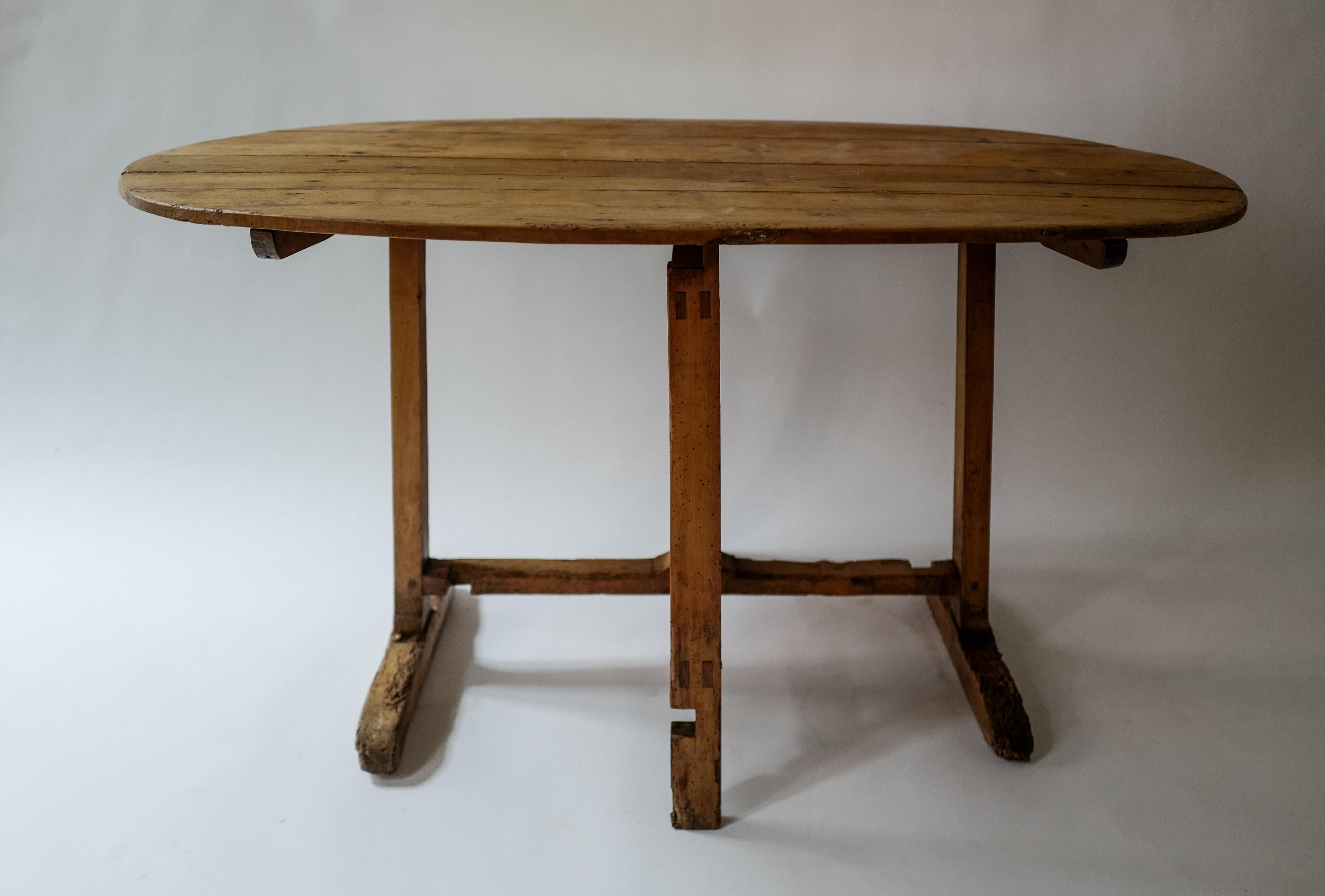 Pin Table ovale à plateau basculant en pin d'alpage italien/français du XIXe siècle - Patine d'usage