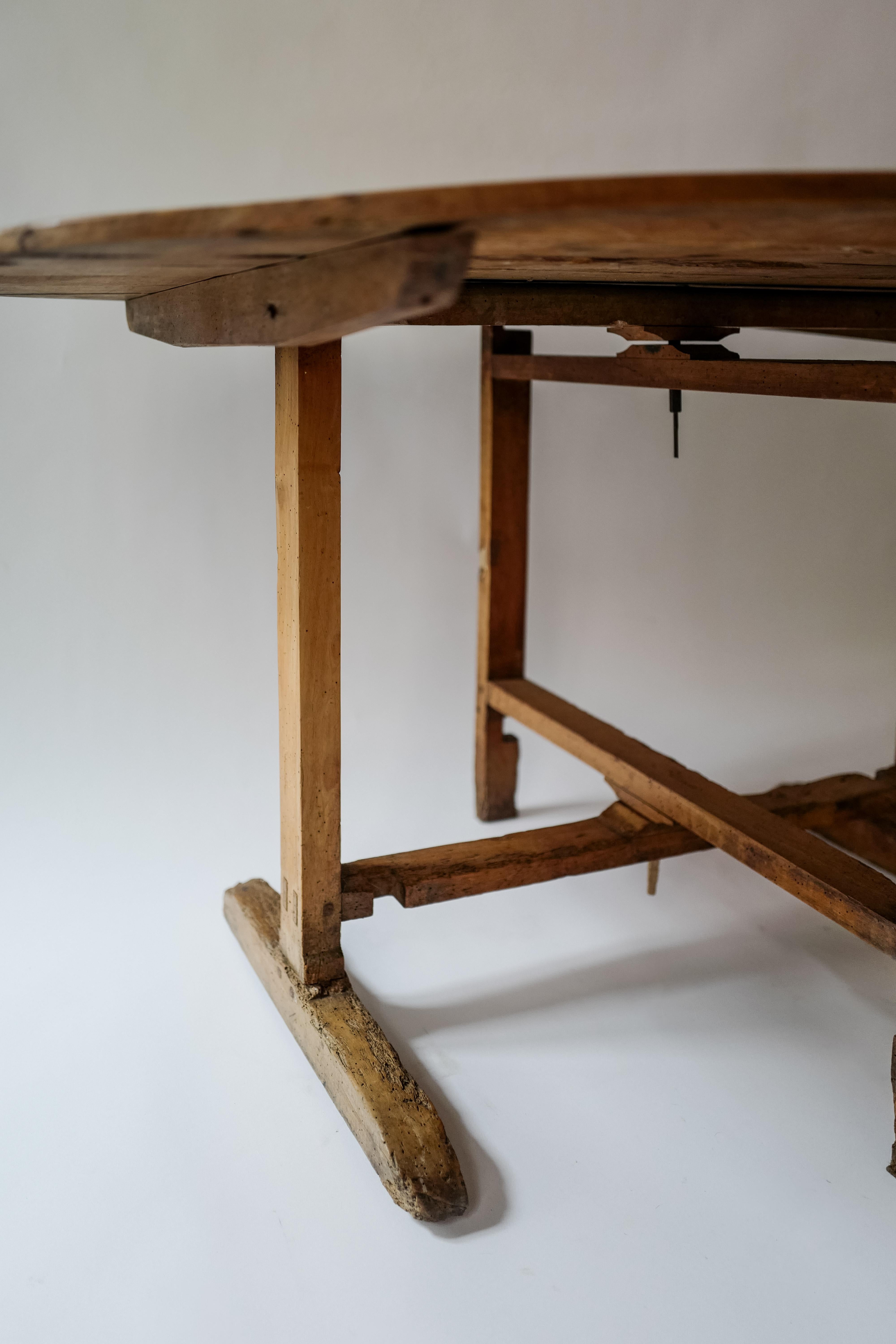 Table ovale à plateau basculant en pin d'alpage italien/français du XIXe siècle - Patine d'usage 1