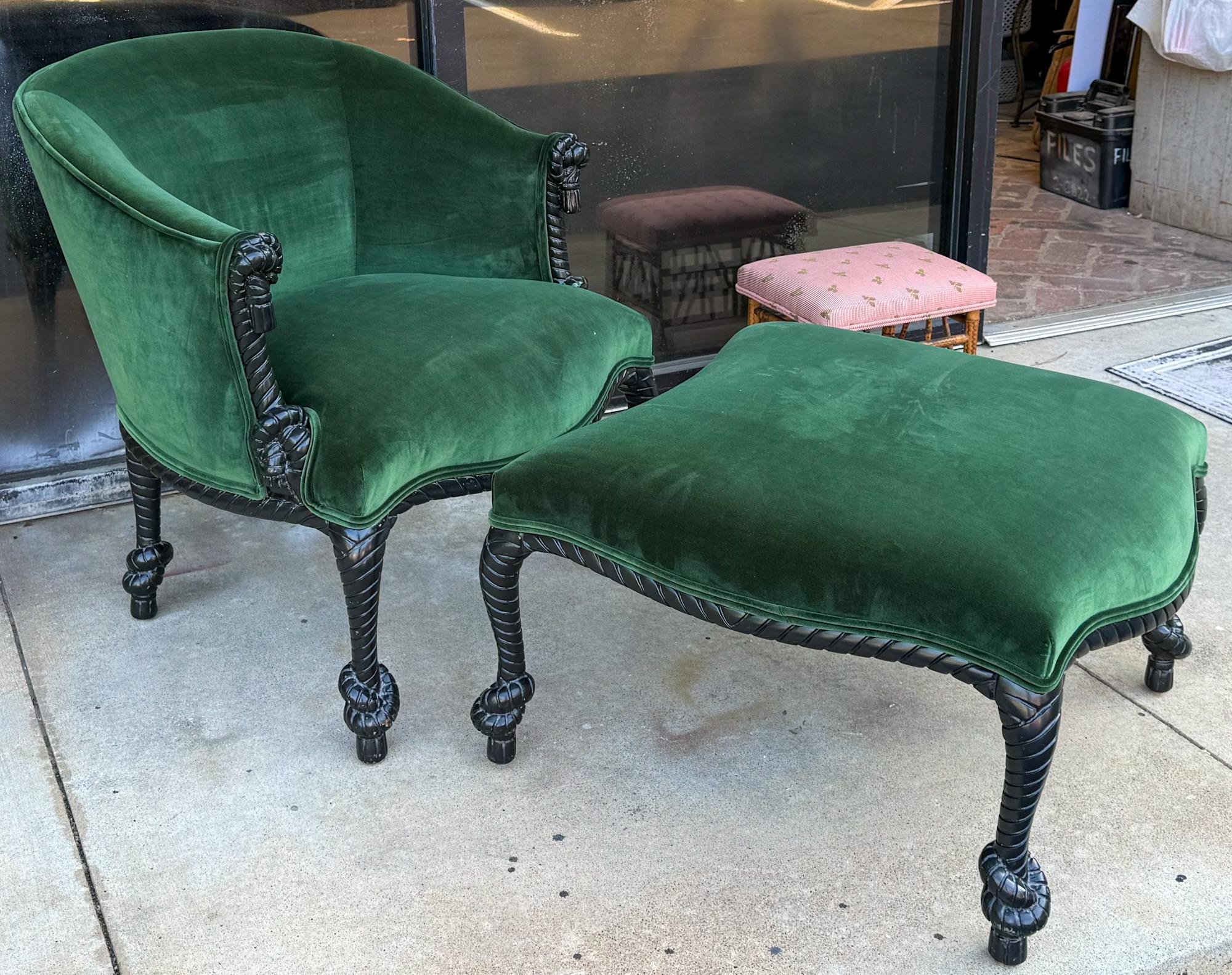 Napoléon III Chaise et ottoman en velours vert sculpté de style italien, français et napoléonien  S/2 en vente