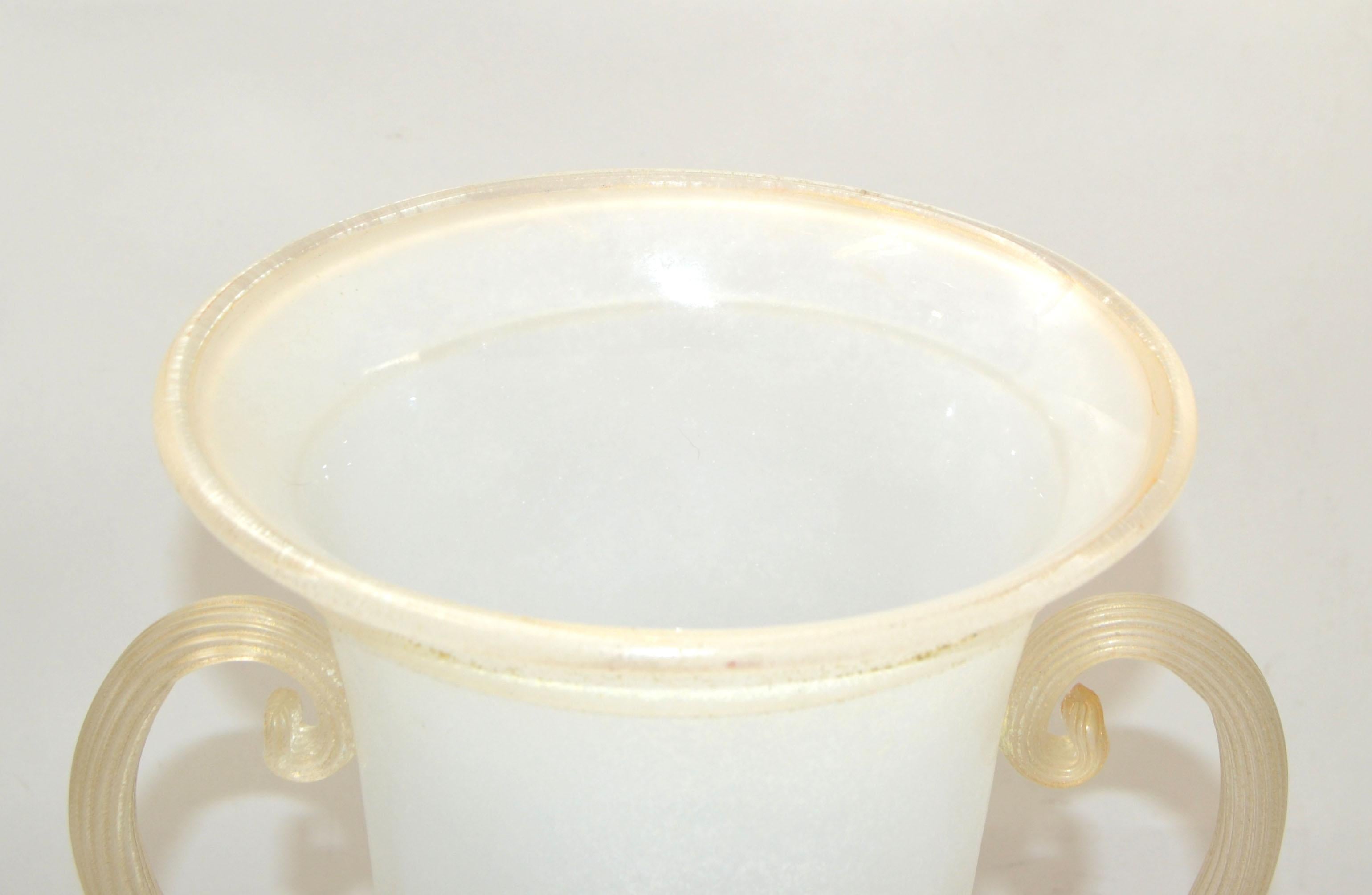 Italienische Urnenvase aus mattiertem und eingeriebenem Scavo-Glas, Gefäßgriffe aus Gold, Italien 1980 (Handgefertigt) im Angebot