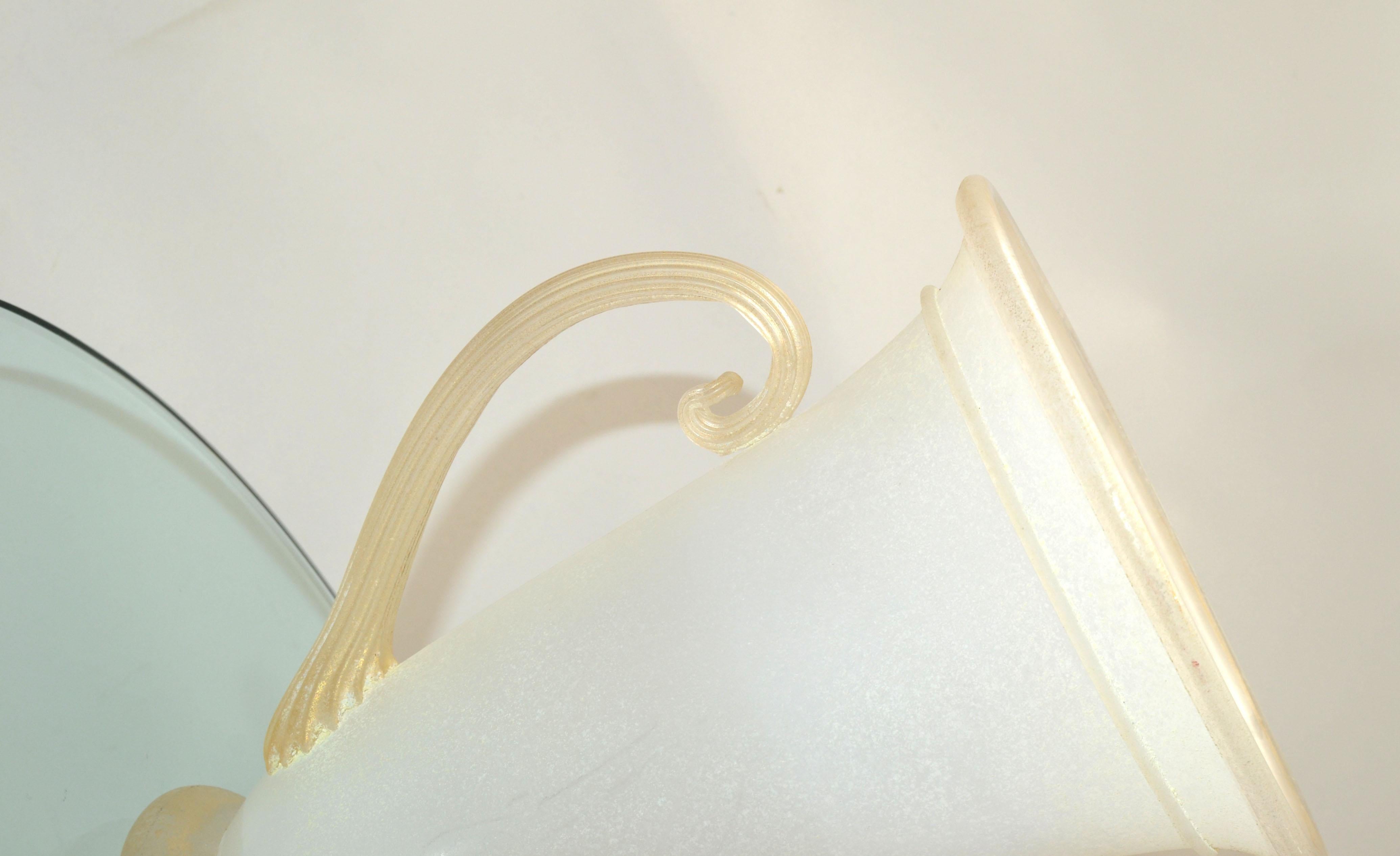Italienische Urnenvase aus mattiertem und eingeriebenem Scavo-Glas, Gefäßgriffe aus Gold, Italien 1980 (Ende des 20. Jahrhunderts) im Angebot