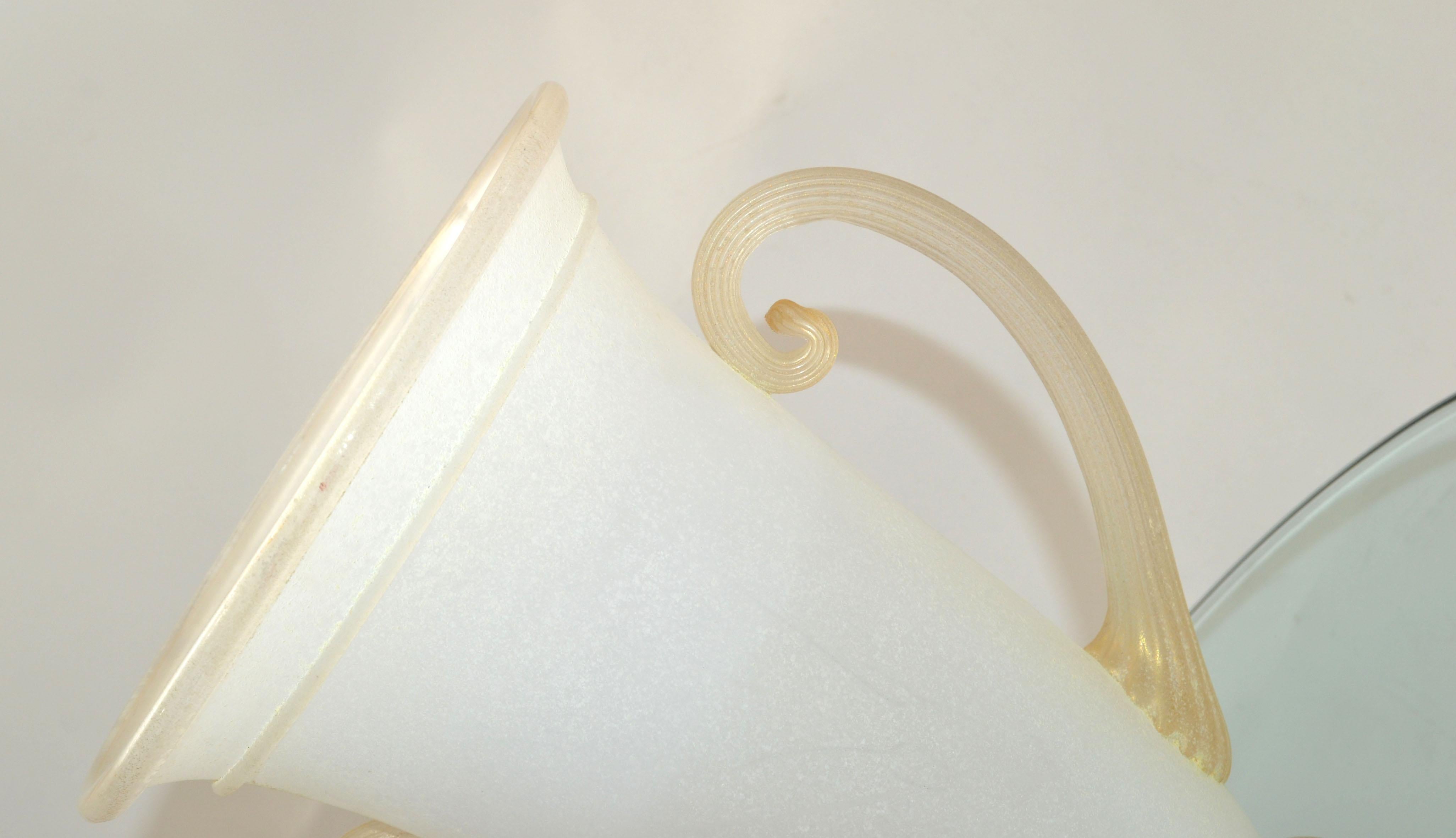 Italienische Urnenvase aus mattiertem und eingeriebenem Scavo-Glas, Gefäßgriffe aus Gold, Italien 1980 (Muranoglas) im Angebot